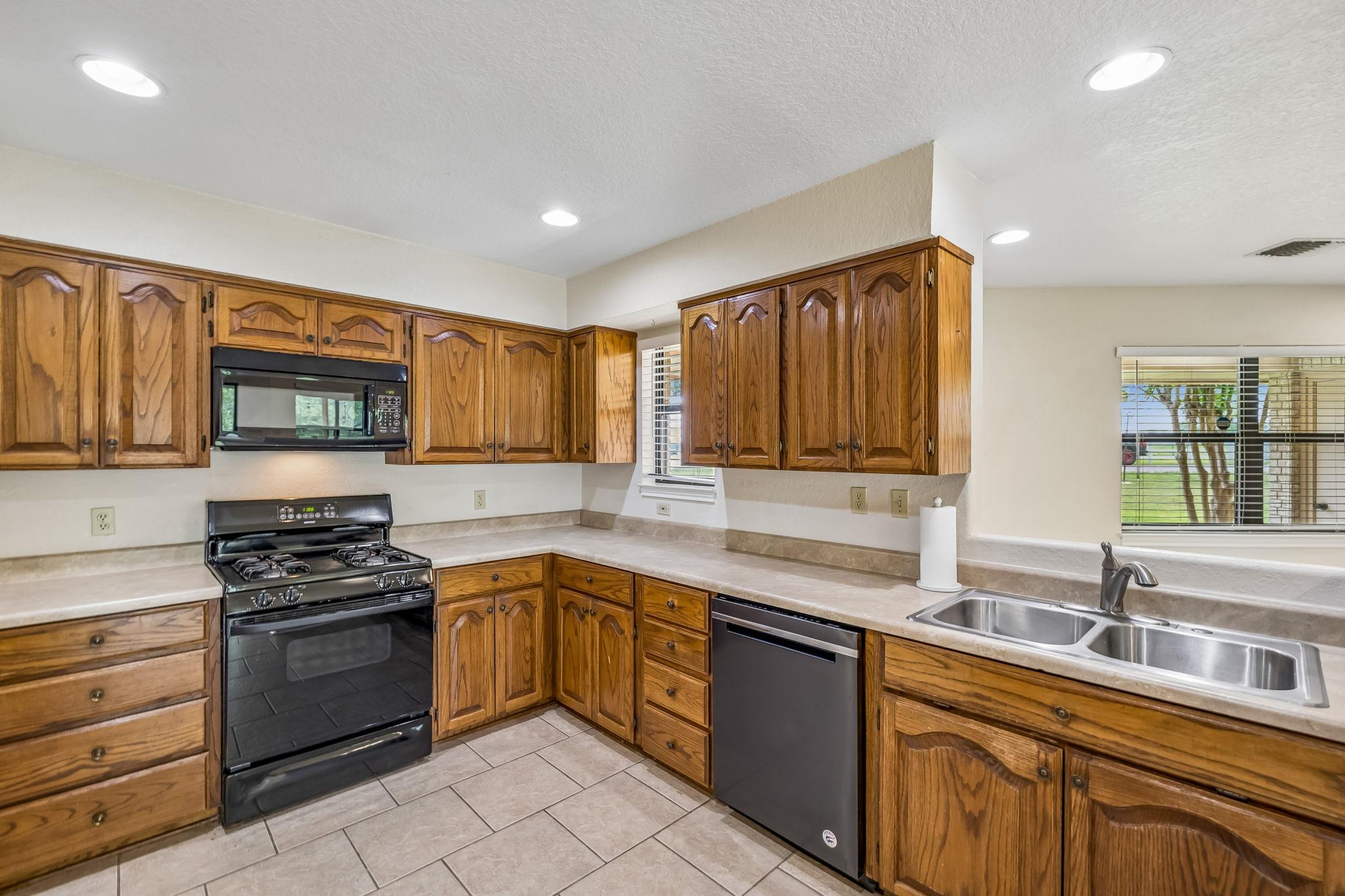 900 Boenig St, Seguin, TX 78155