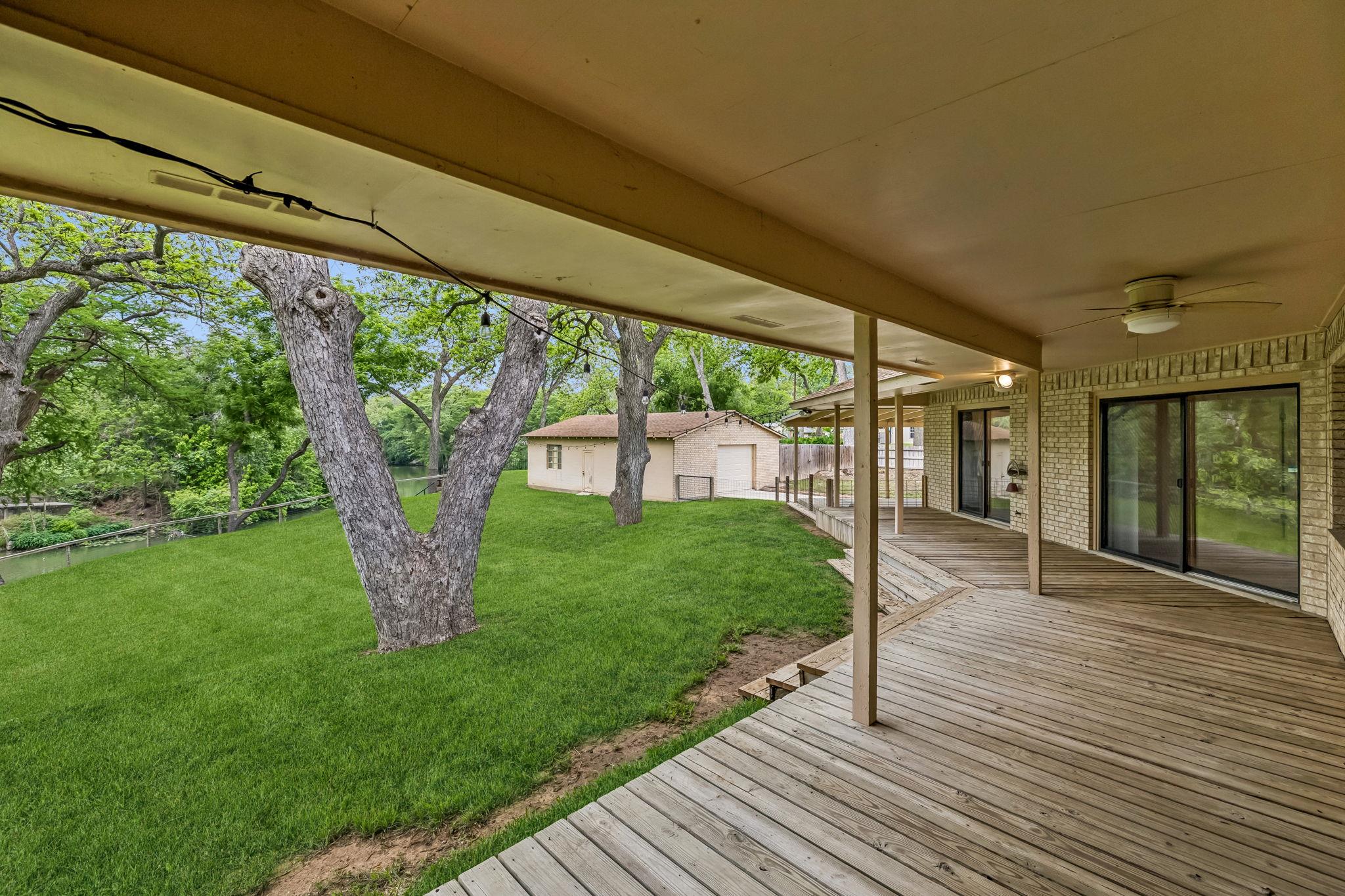 900 Boenig St, Seguin, TX 78155