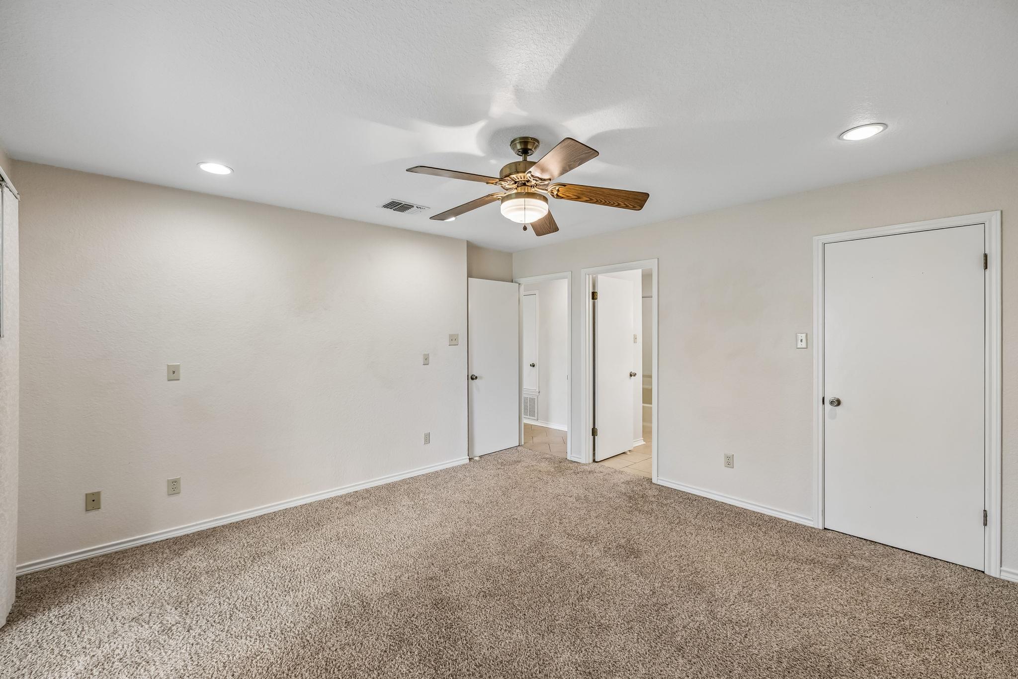 900 Boenig St, Seguin, TX 78155