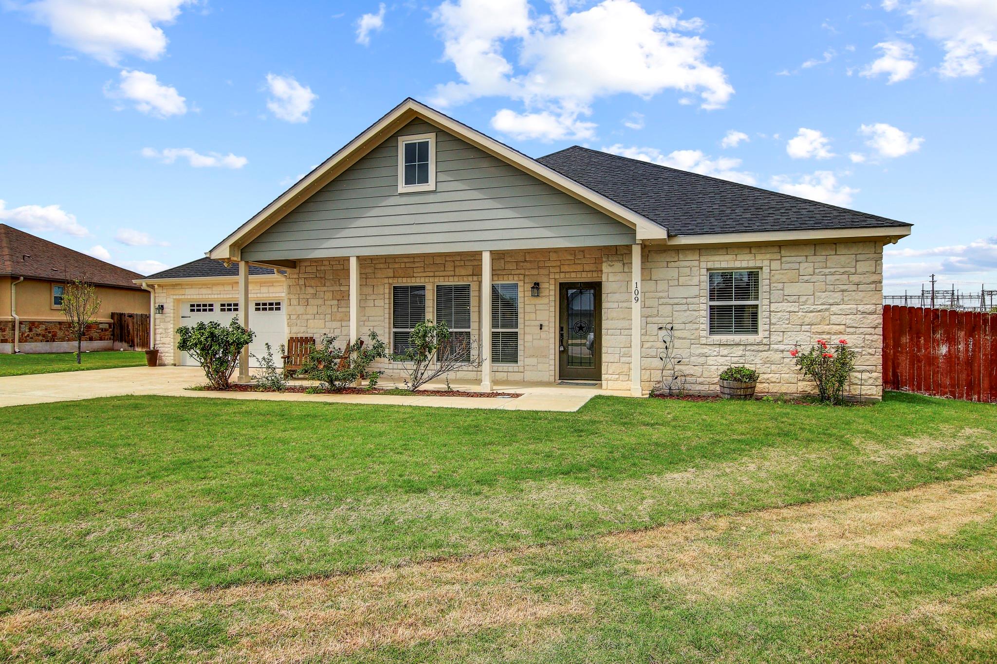 109 Les Ln, Smithville, TX 78957