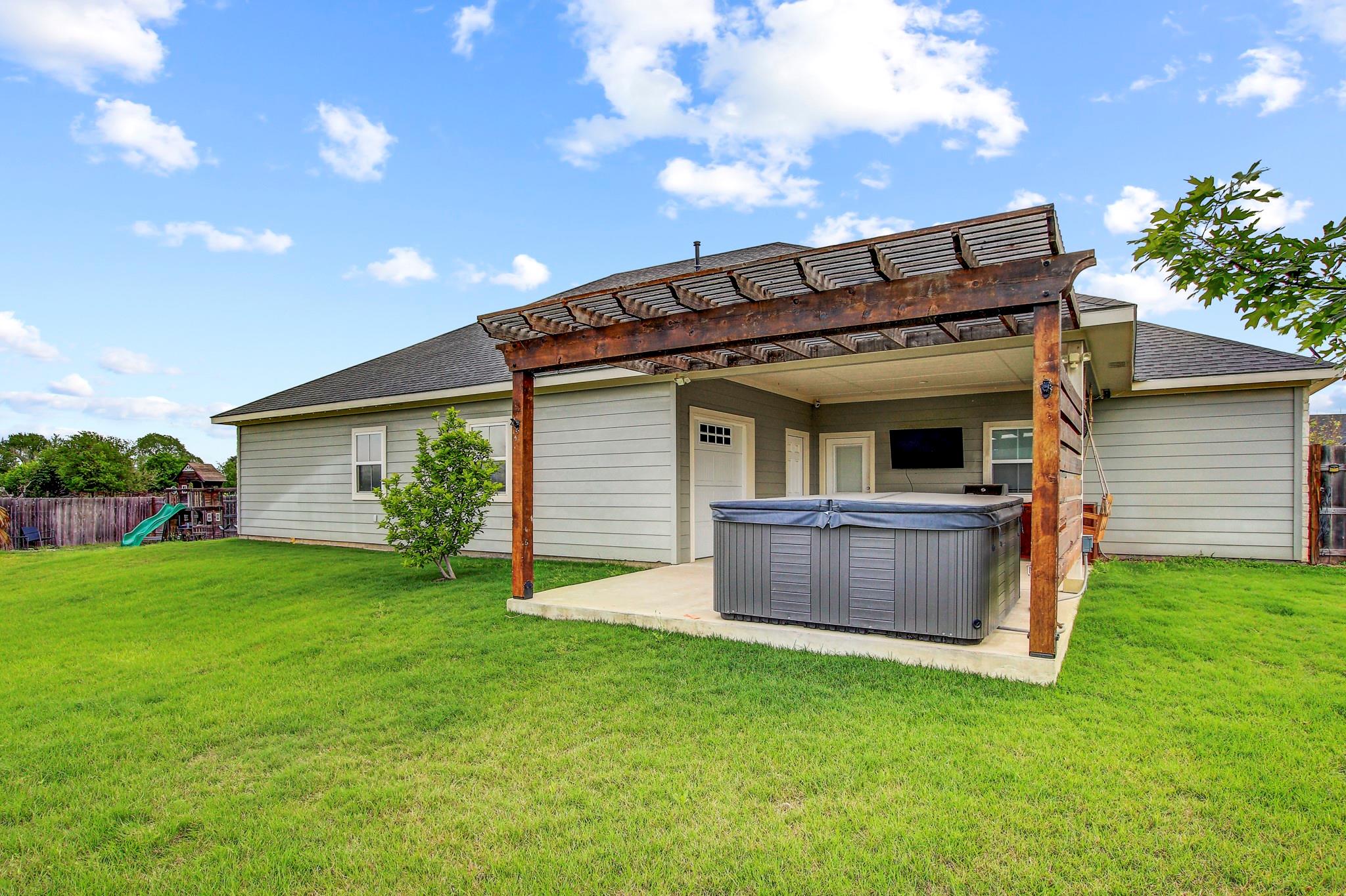 109 Les Ln, Smithville, TX 78957