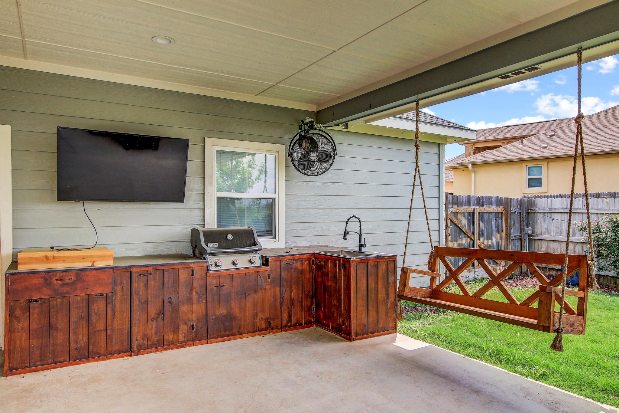 109 Les Ln, Smithville, TX 78957