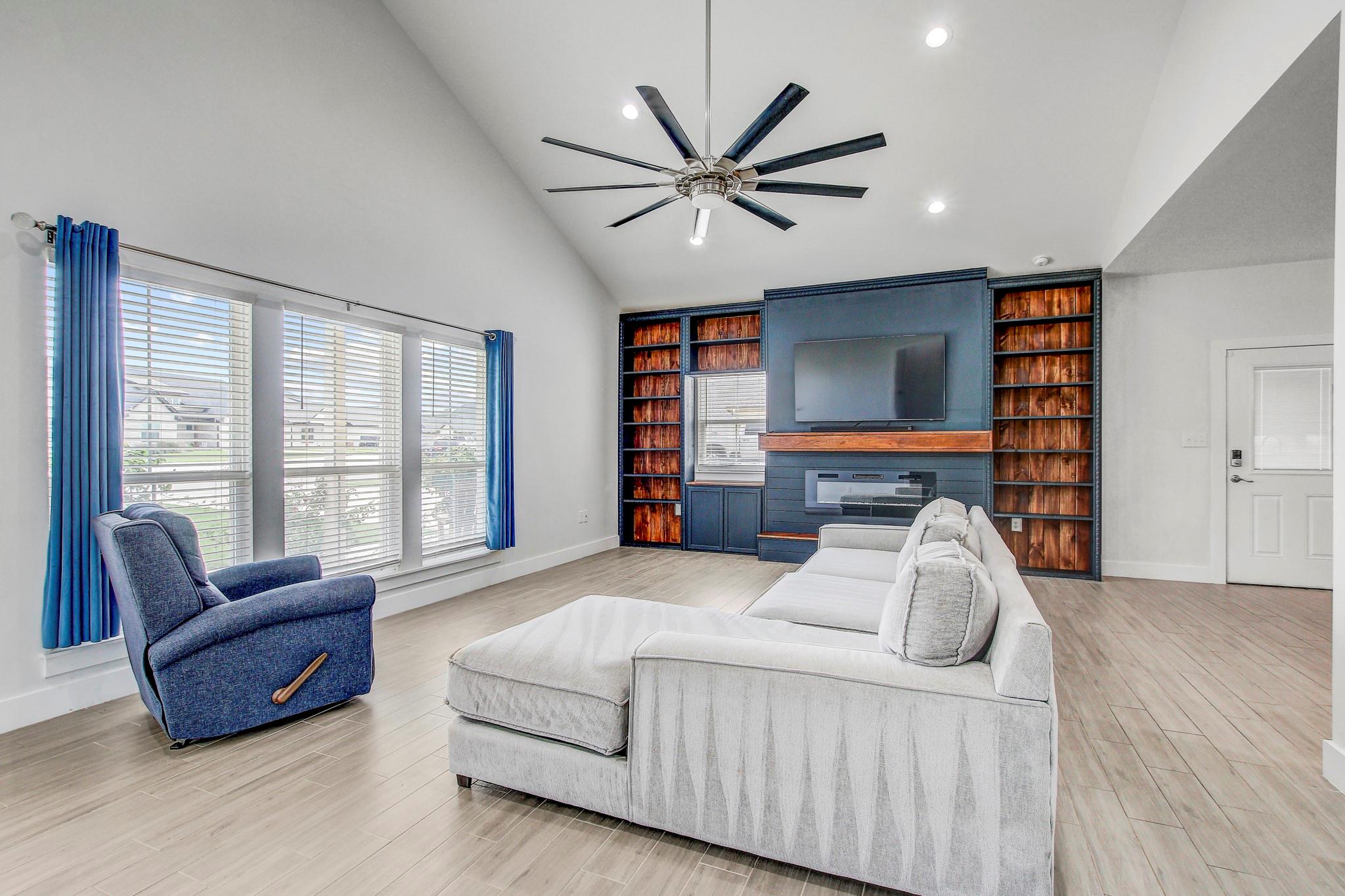 109 Les Ln, Smithville, TX 78957