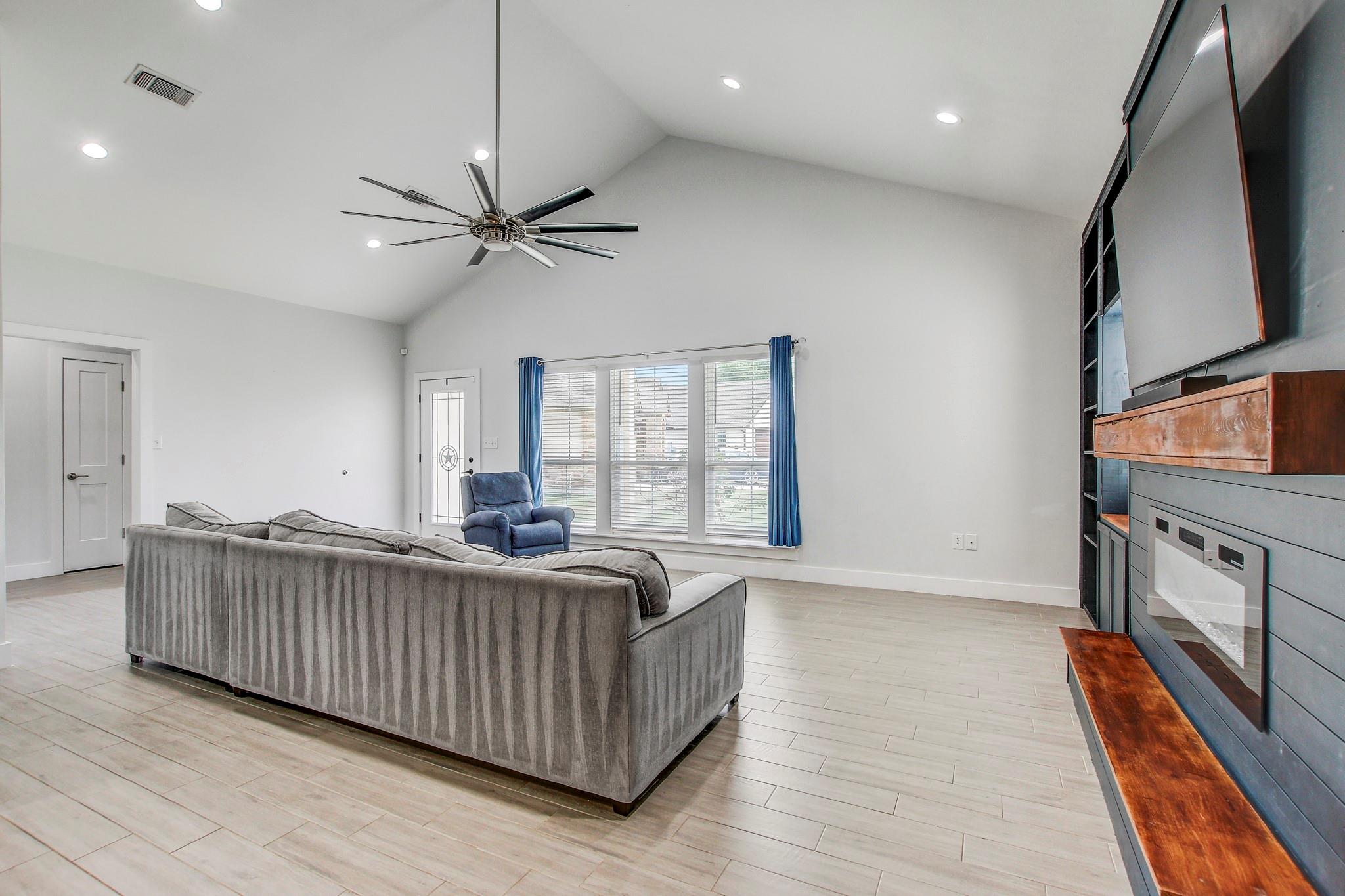 109 Les Ln, Smithville, TX 78957