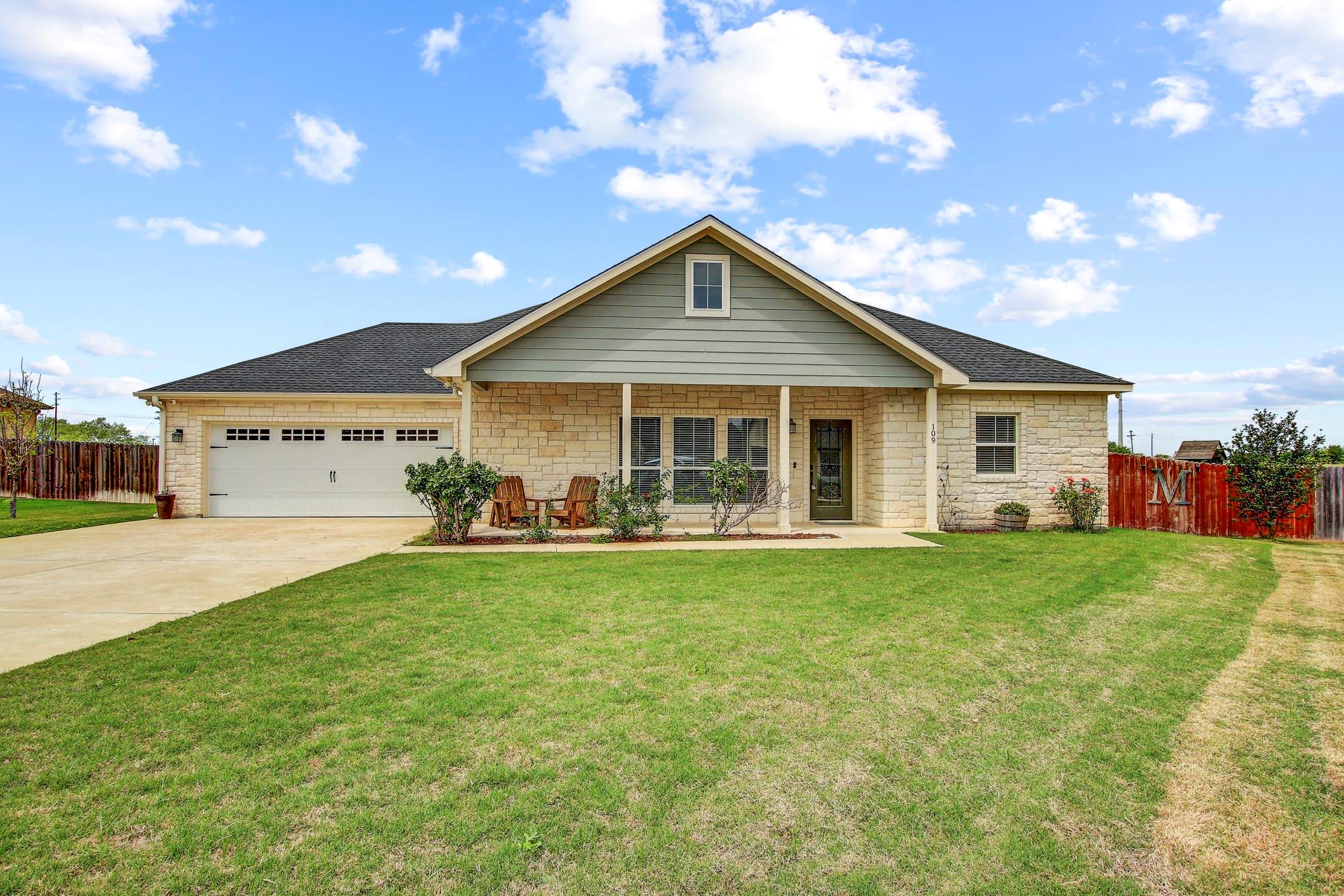 109 Les Ln, Smithville, TX 78957