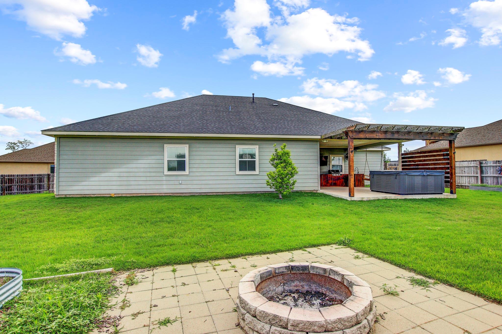 109 Les Ln, Smithville, TX 78957