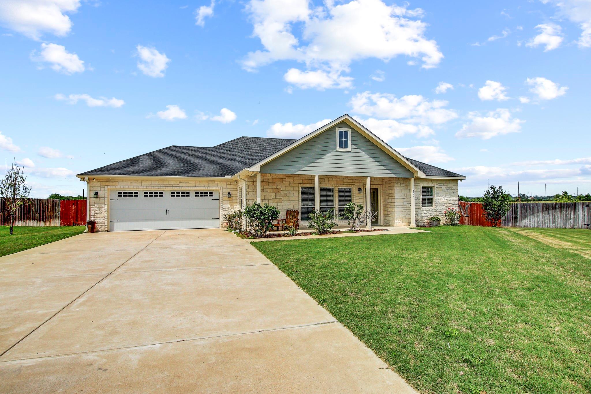 109 Les Ln, Smithville, TX 78957