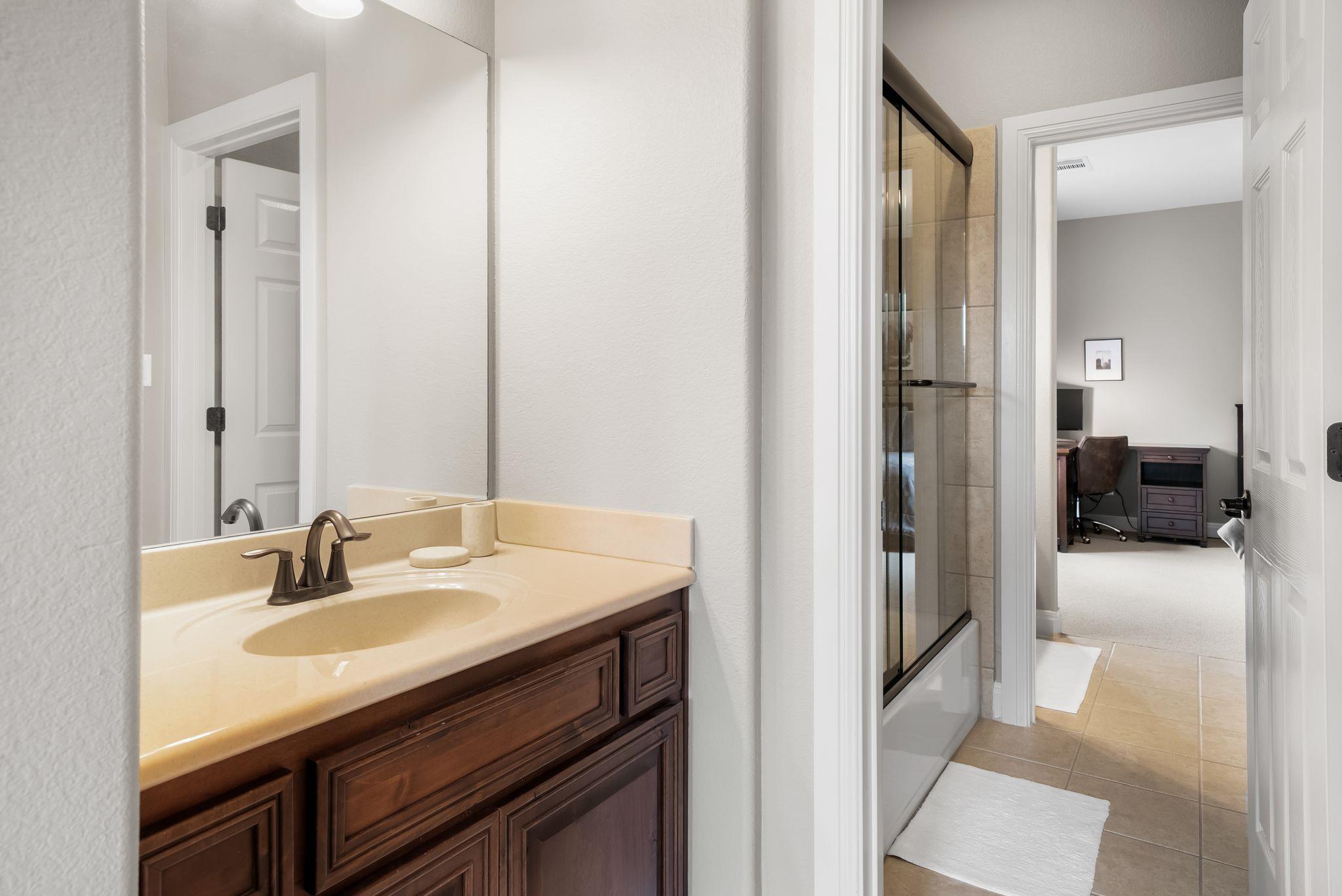 208 Santaluz Ln, Austin, TX 78732