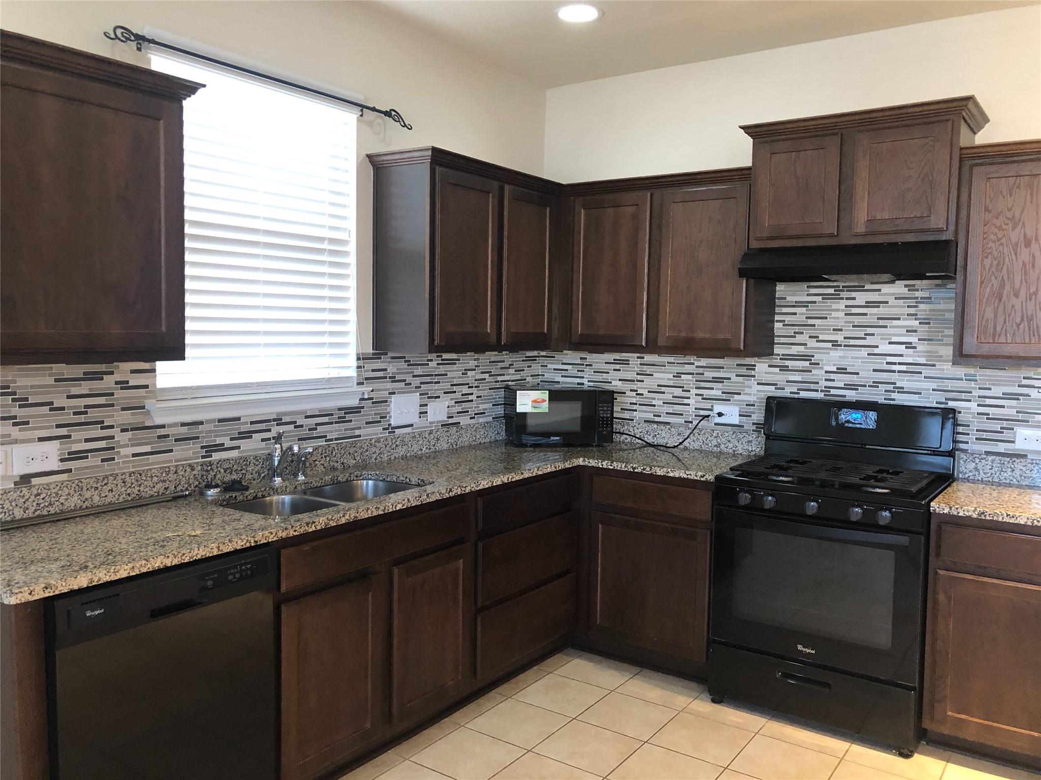 519 Twisted Oaks Ln, Buda, TX 78610