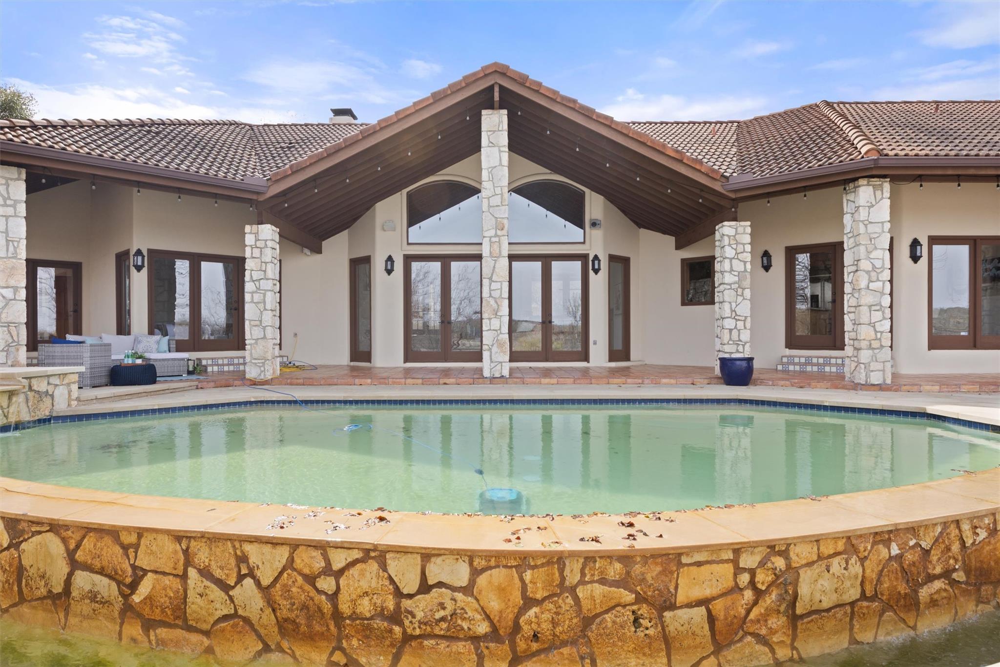 1600 Las Entradas Dr, Spicewood, TX 78669