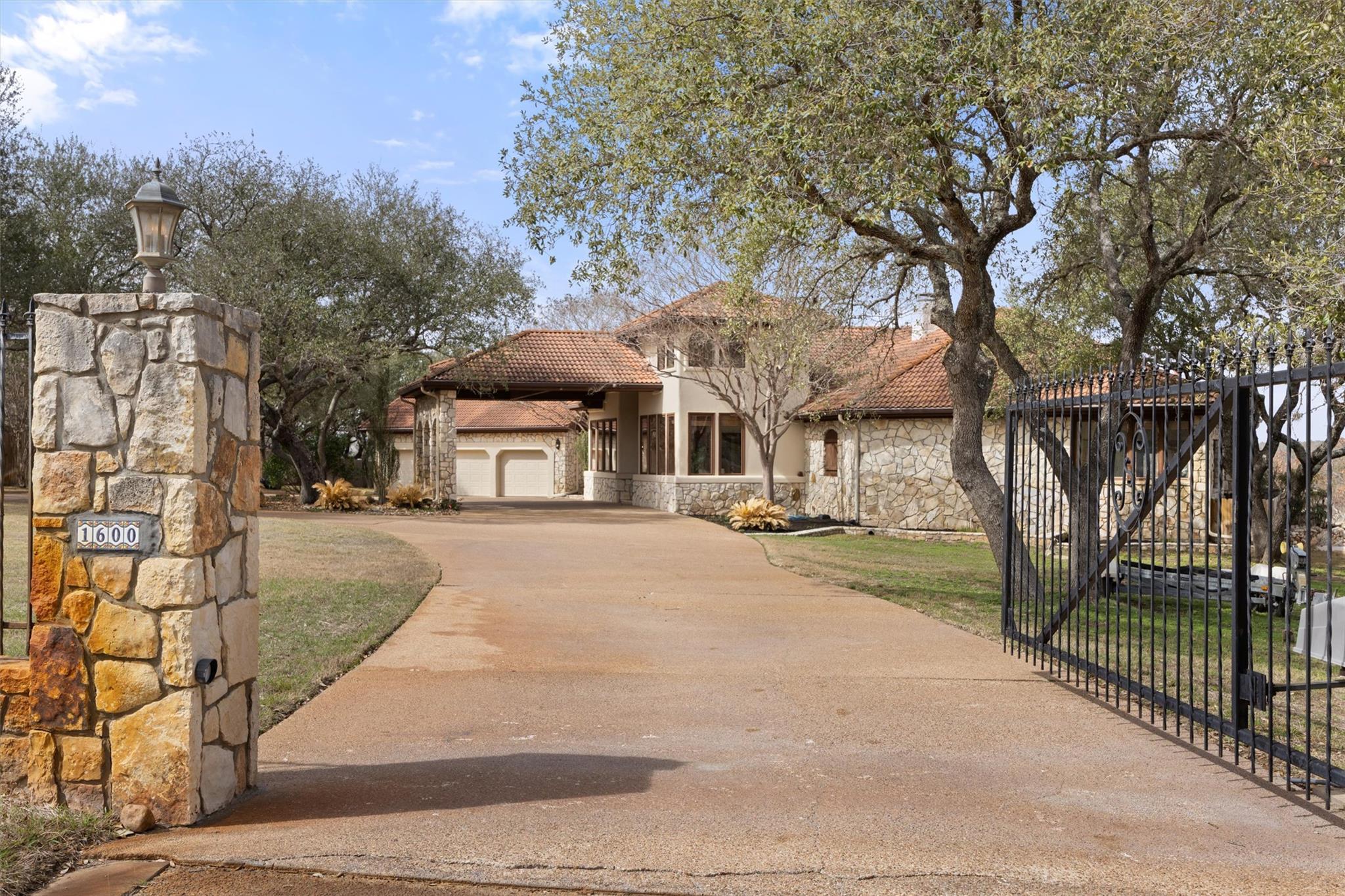 1600 Las Entradas Dr, Spicewood, TX 78669