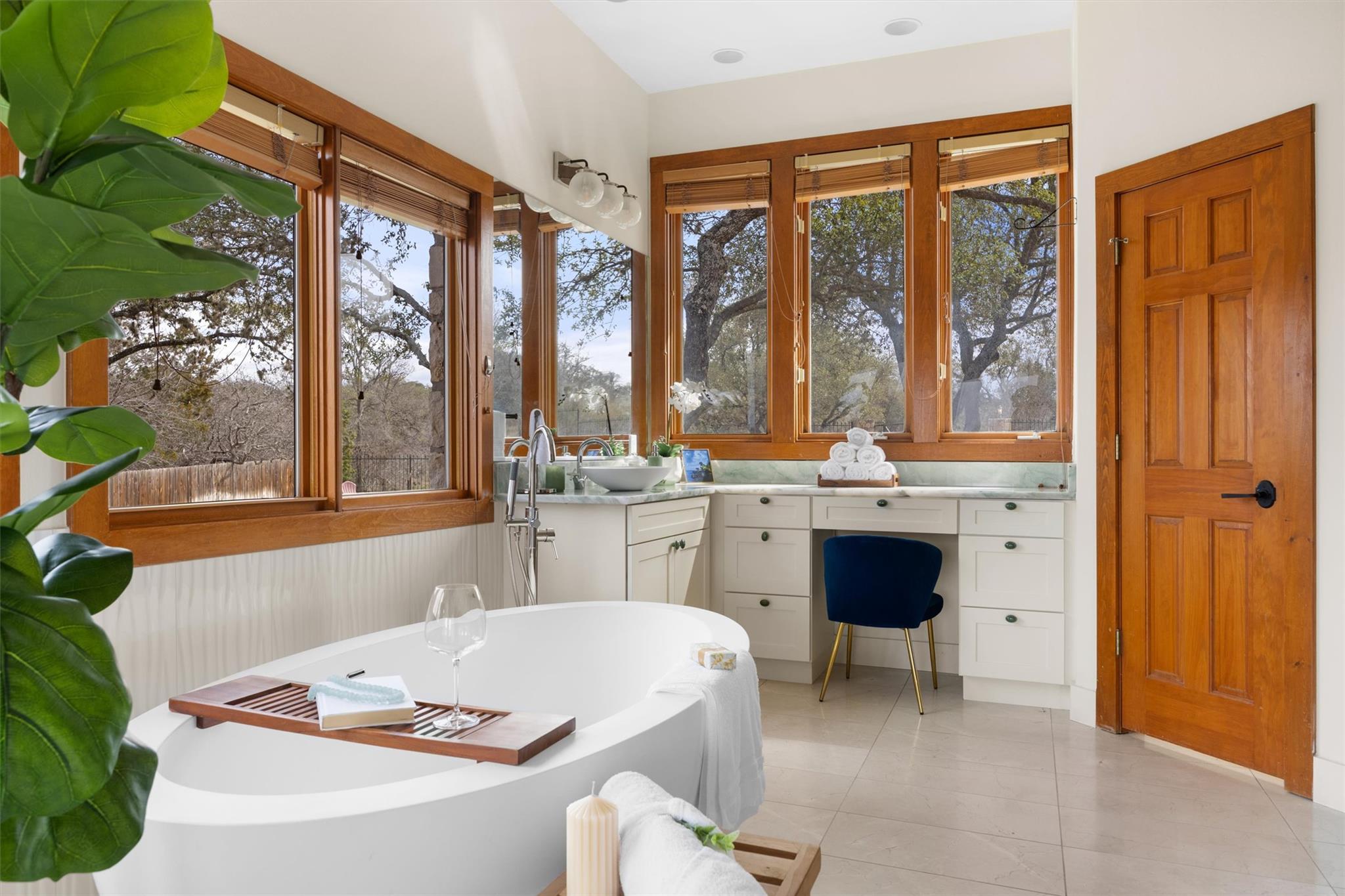 1600 Las Entradas Dr, Spicewood, TX 78669