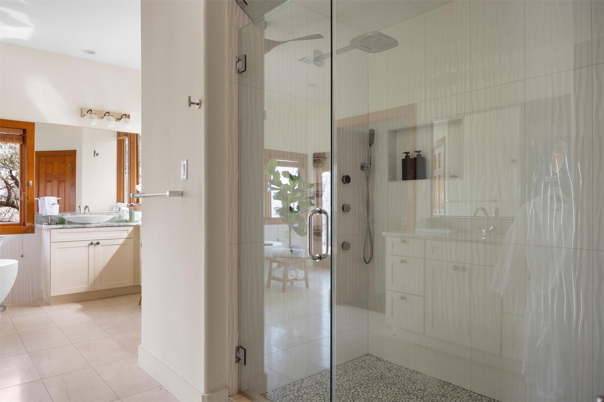 1600 Las Entradas Dr, Spicewood, TX 78669