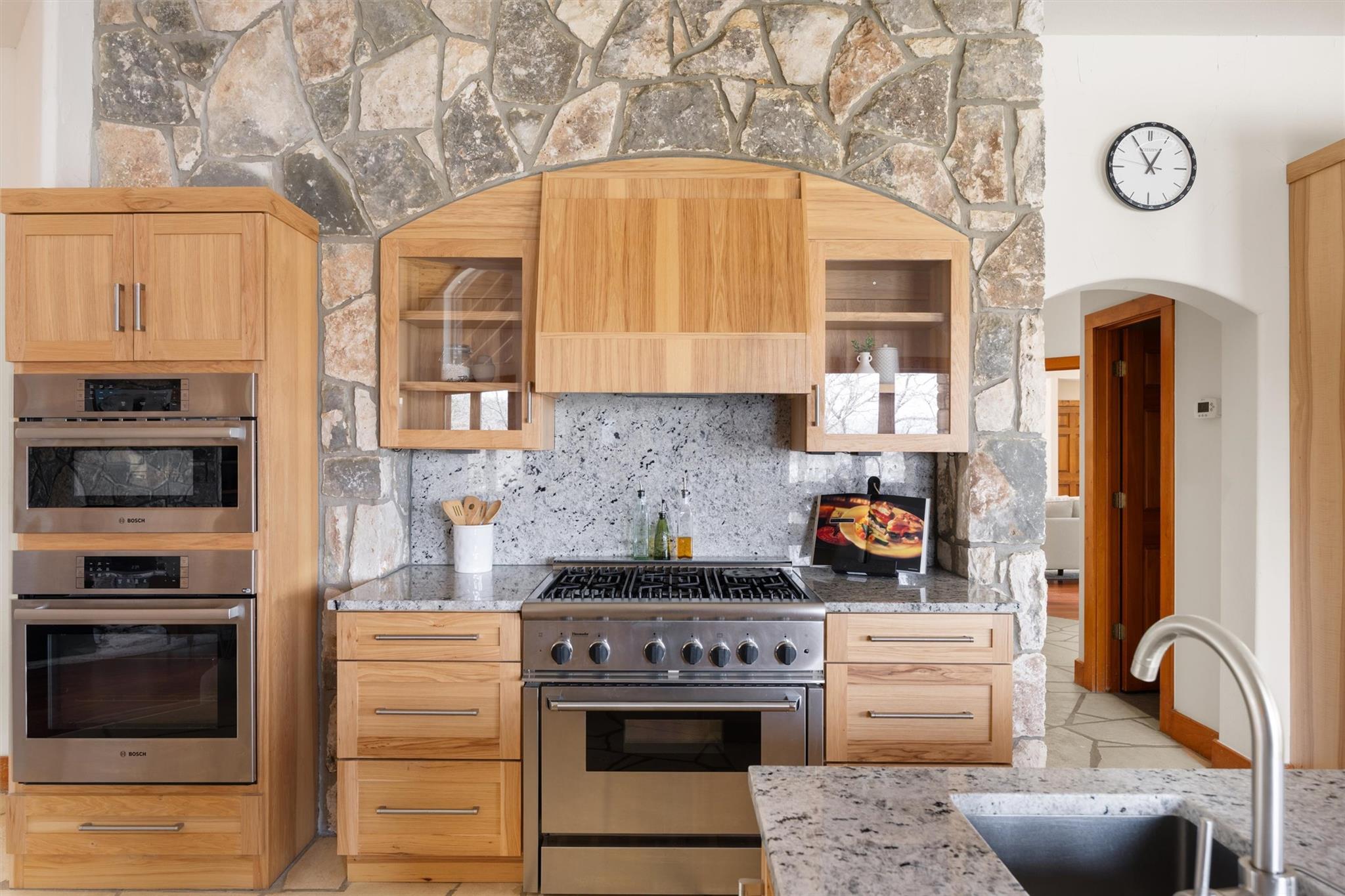 1600 Las Entradas Dr, Spicewood, TX 78669