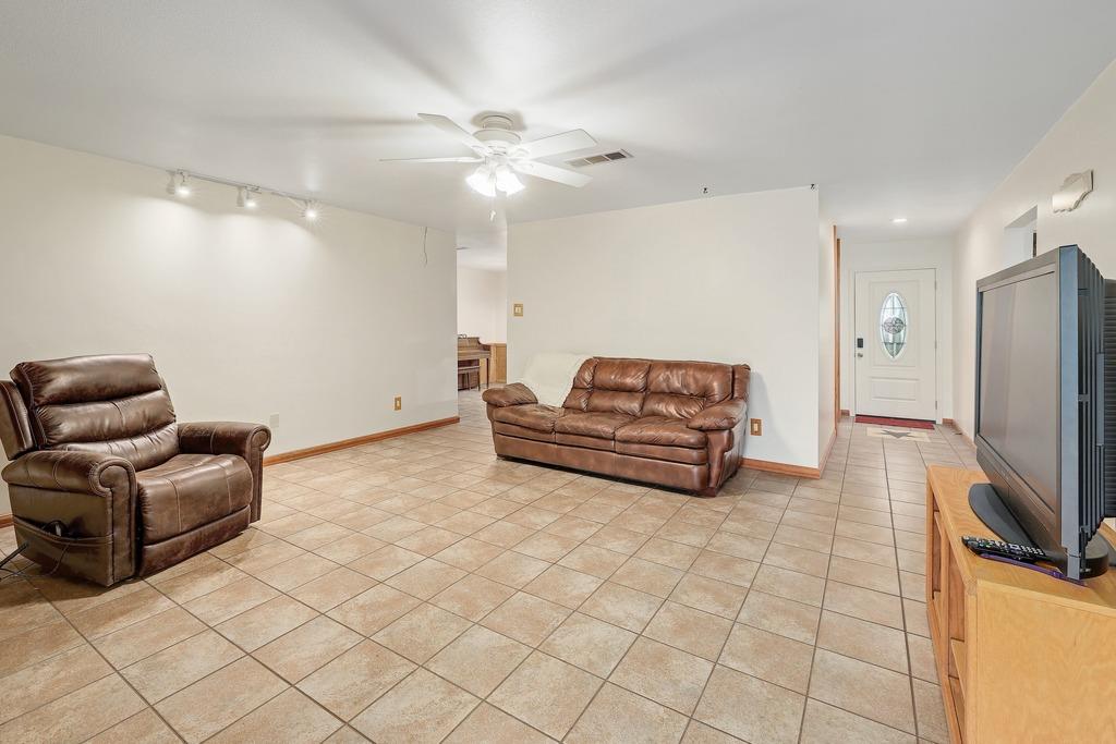 986 Shiloh Rd, Bastrop, TX 78602