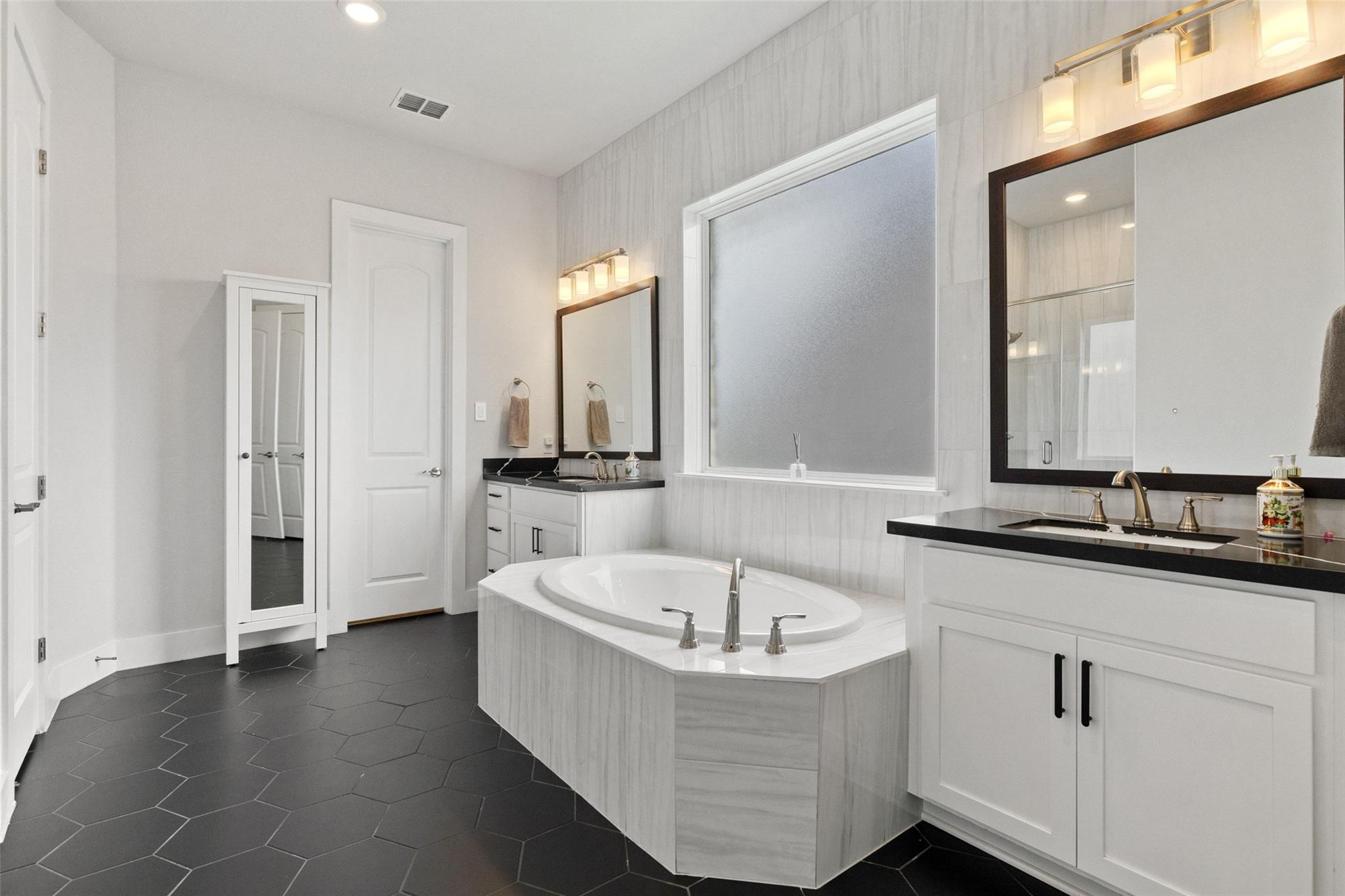 16813 Roselin Dr, Austin, TX 78738