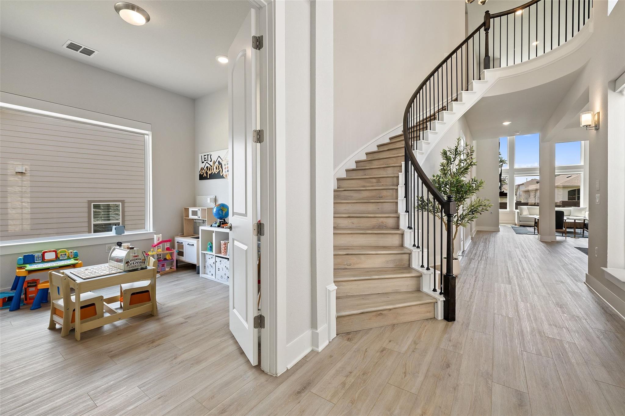 16813 Roselin Dr, Austin, TX 78738