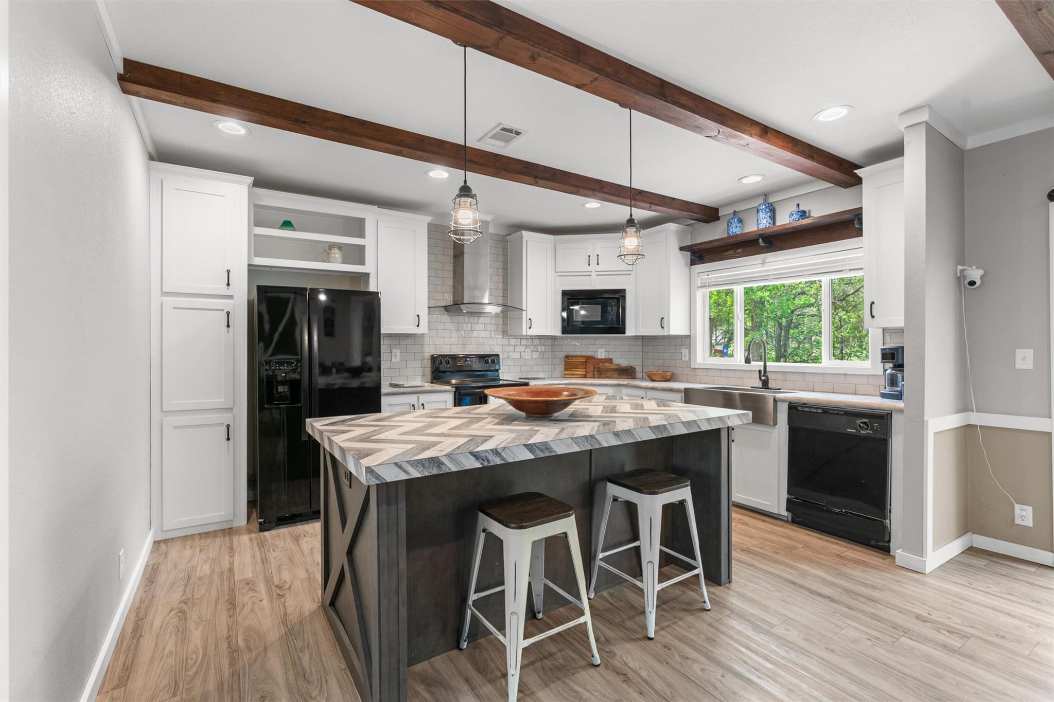 137 Scarlet Harts Ln, Dale, TX 78616