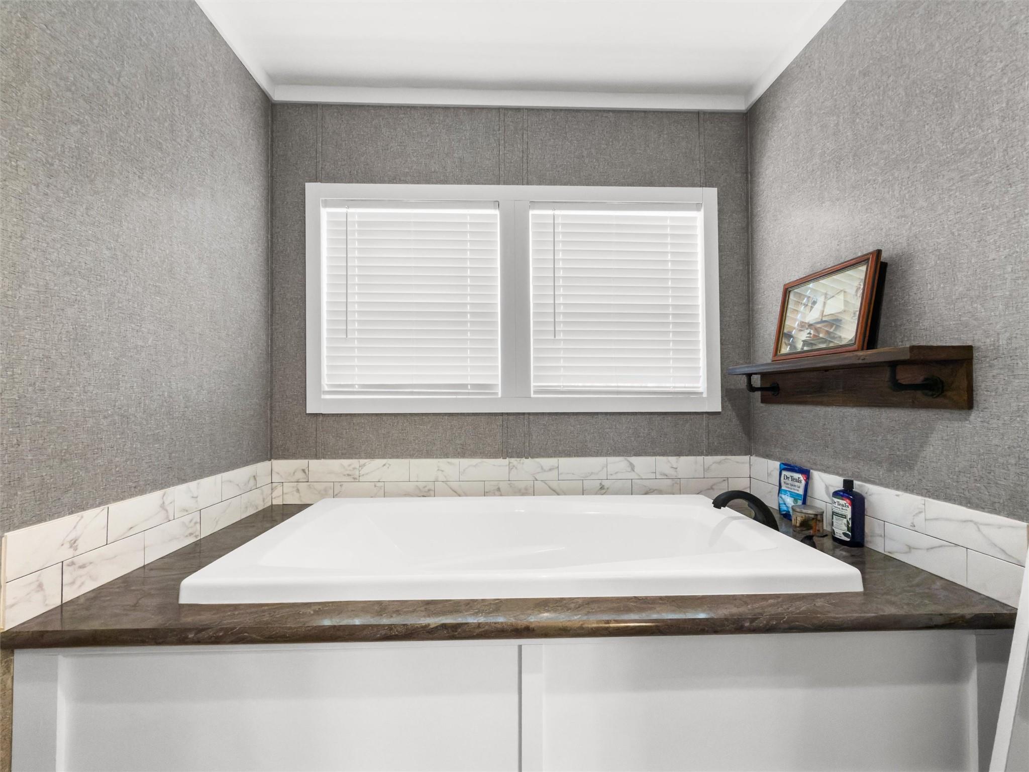 137 Scarlet Harts Ln, Dale, TX 78616