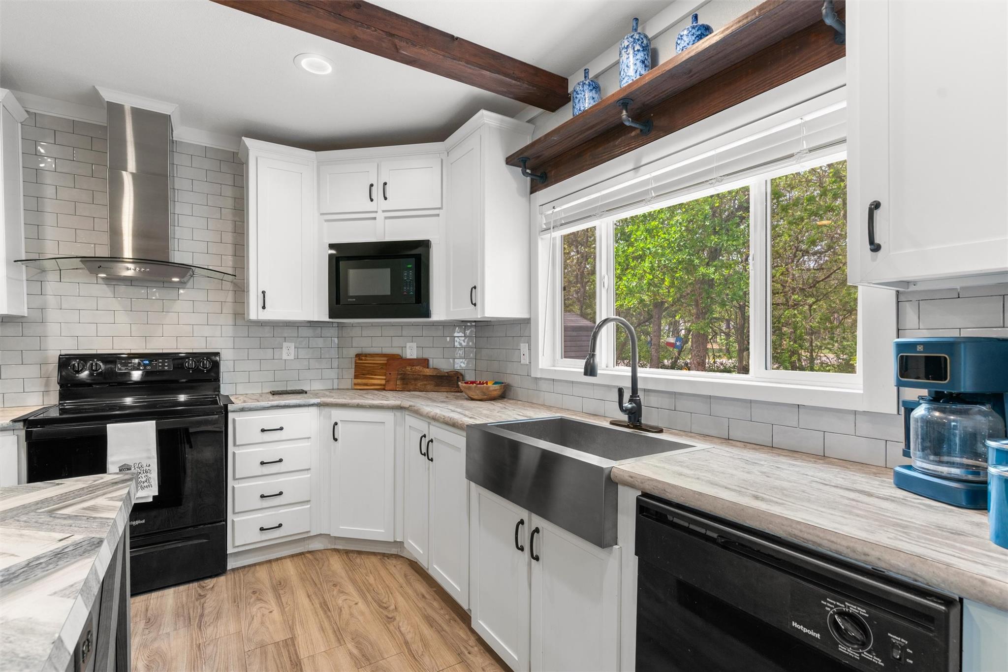 137 Scarlet Harts Ln, Dale, TX 78616