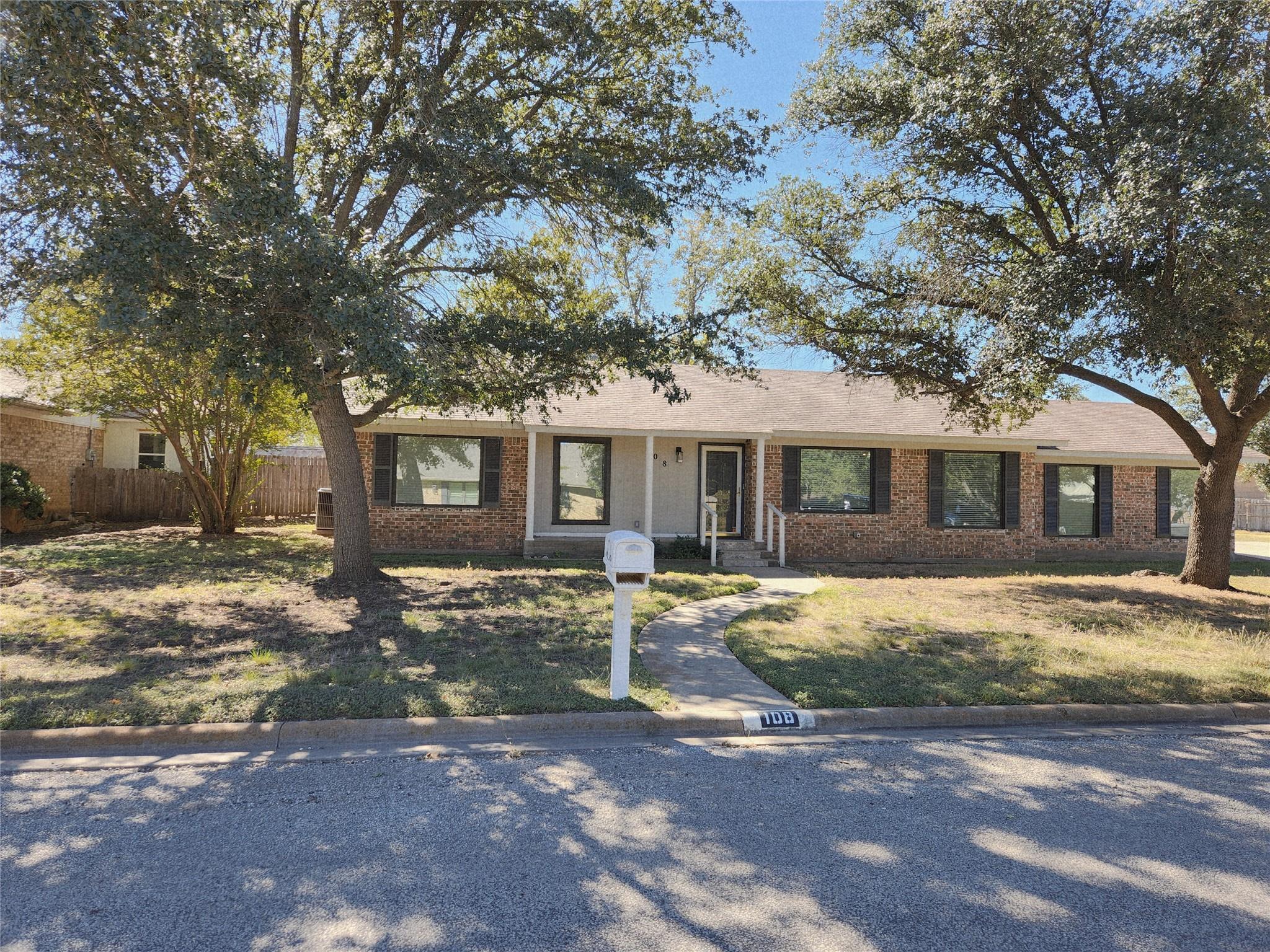 108 Parkview Dr, Brady, TX 76825