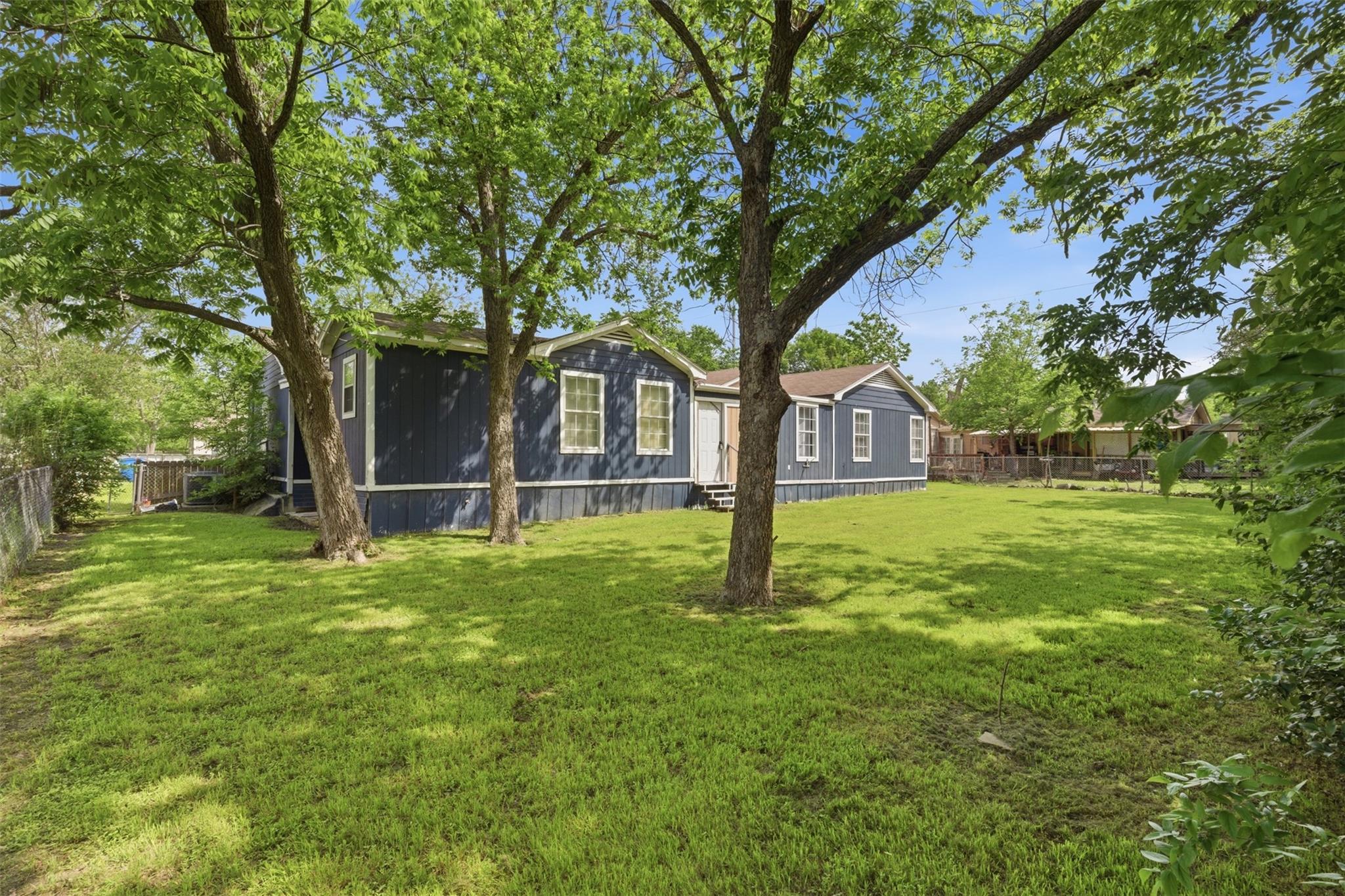 206 Oscar St, Taylor, TX 76574