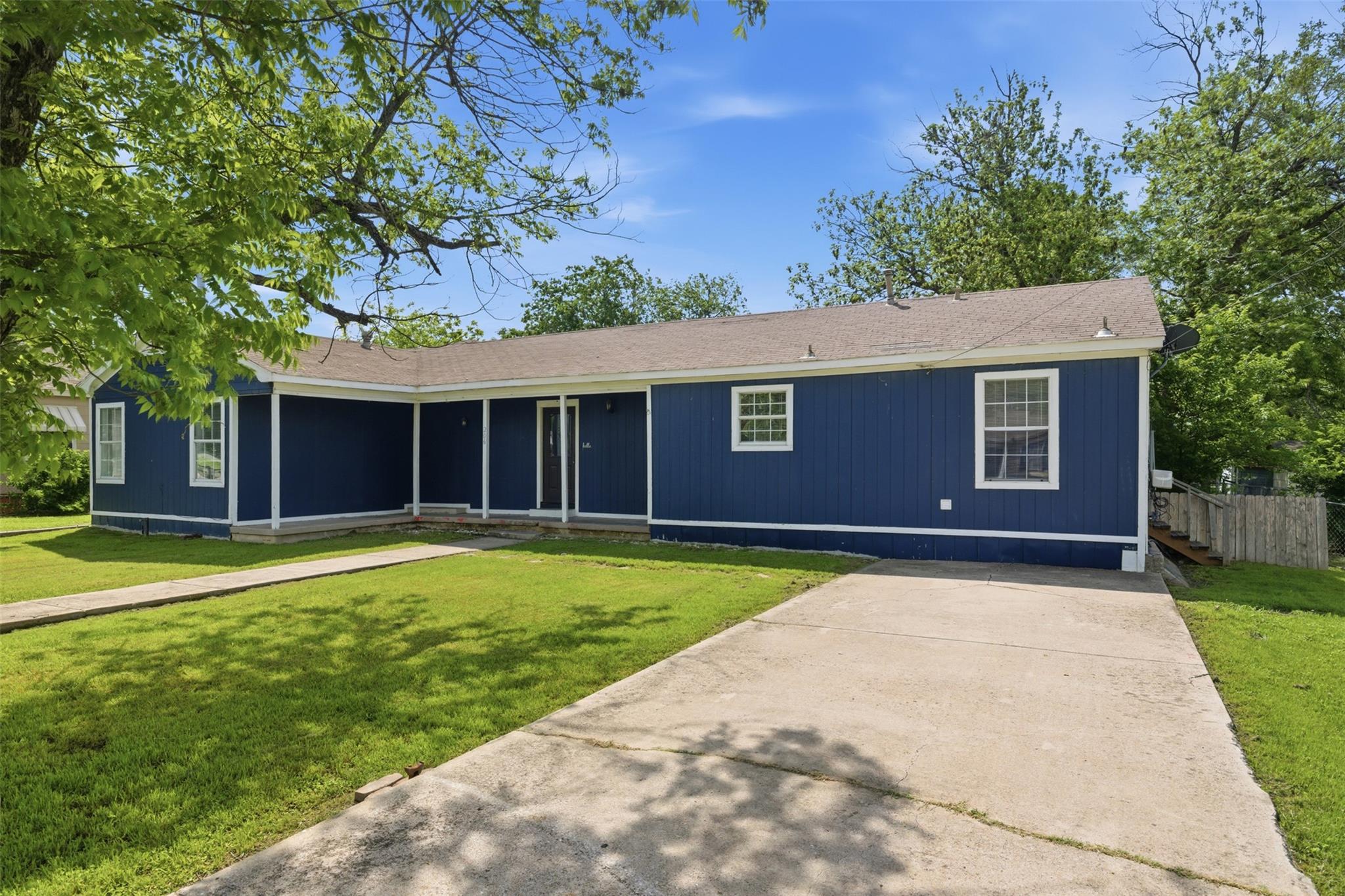 206 Oscar St, Taylor, TX 76574