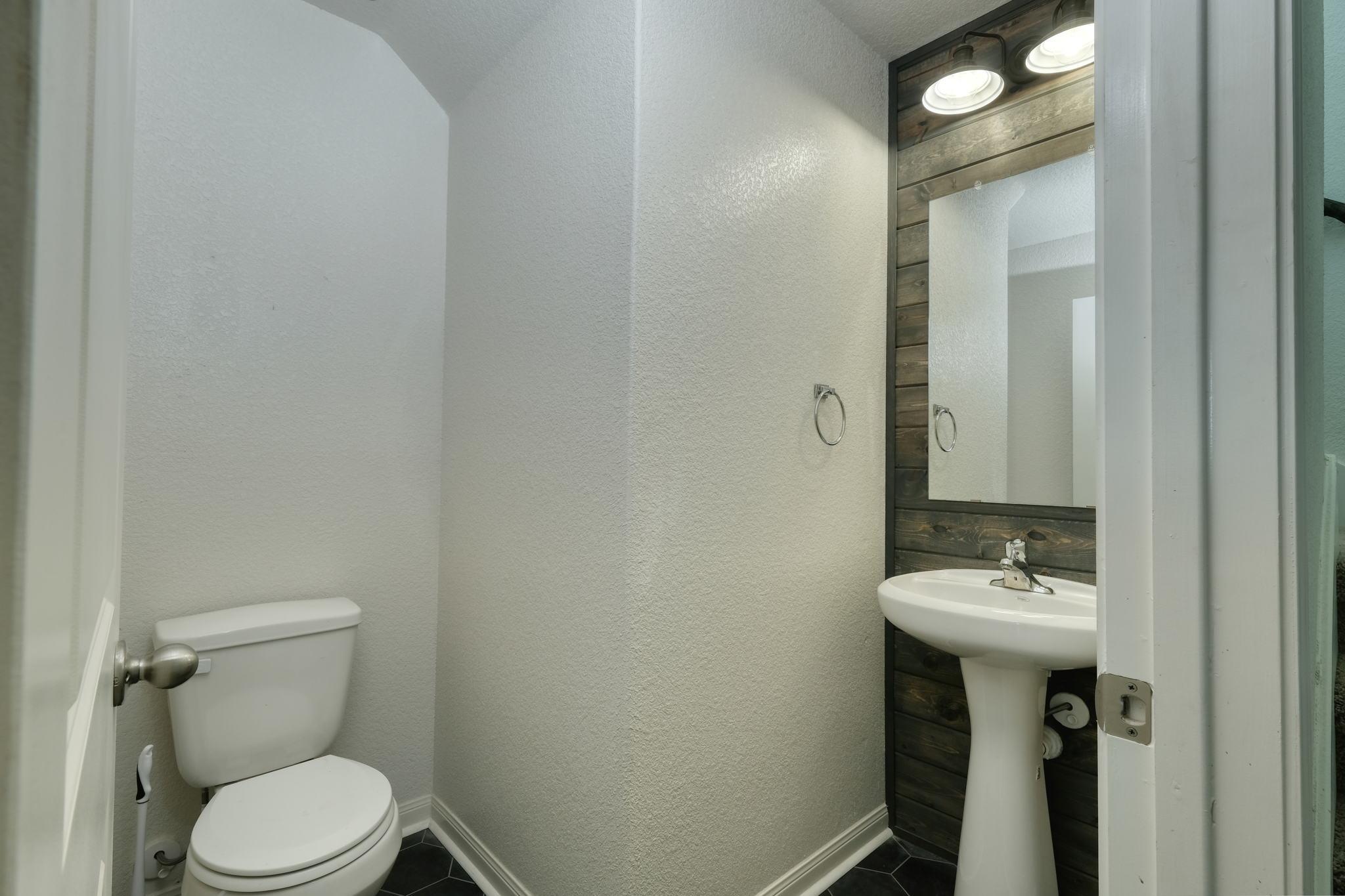 5033 Cressler Ln, Jarrell, TX 76537