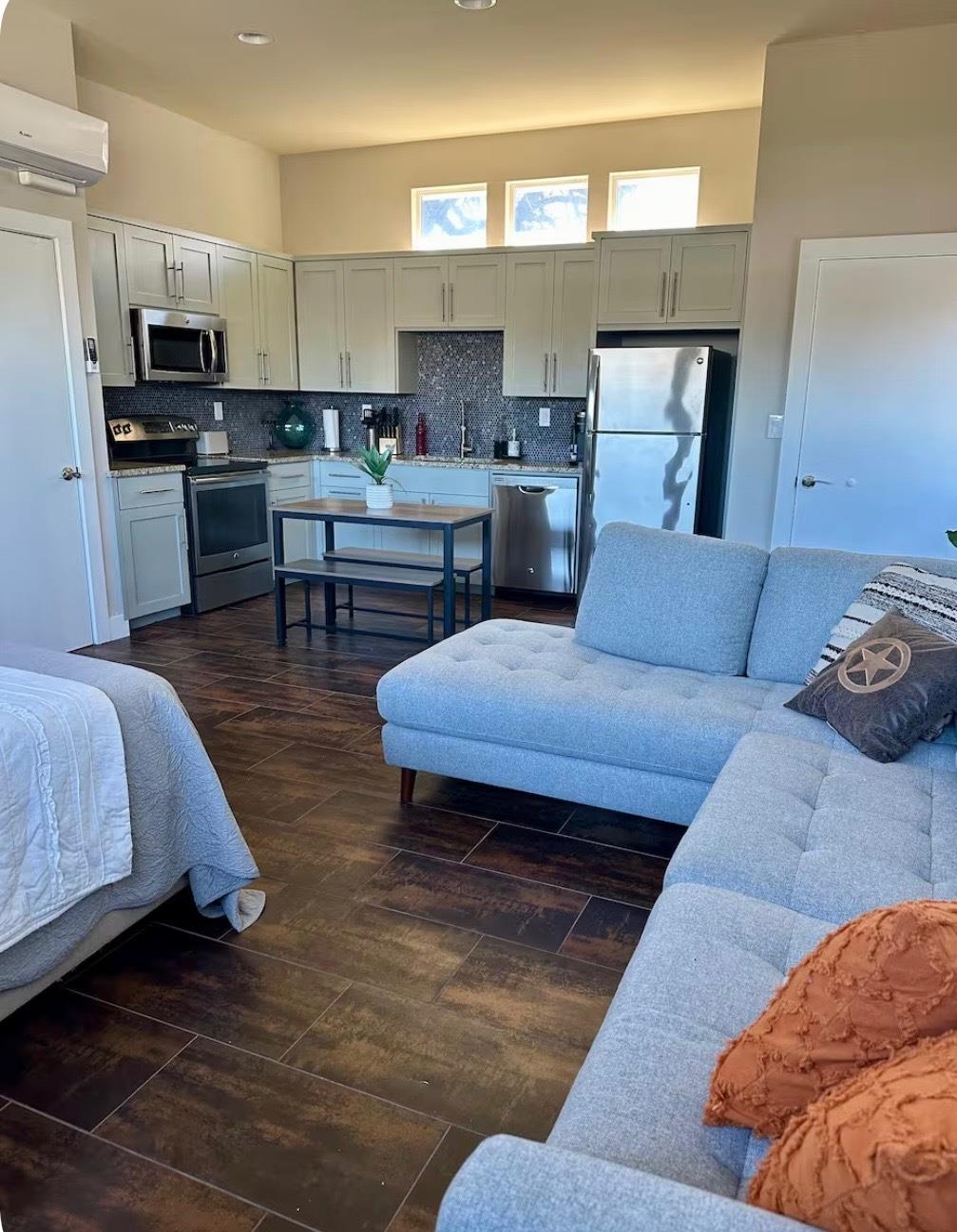 904 Willow St, Austin, TX 78702