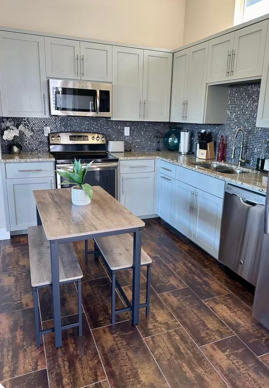 904 Willow St, Austin, TX 78702