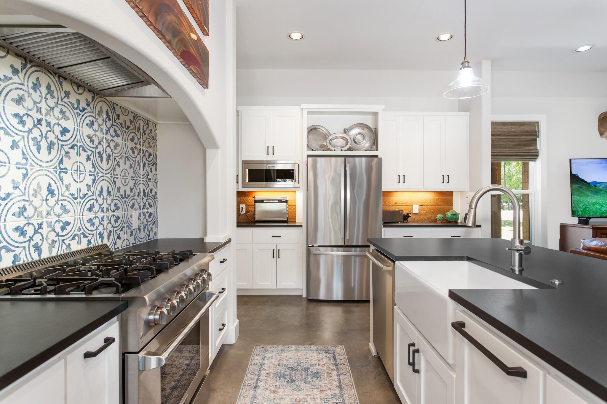 2 Senisa Ln, Wimberley, TX 78676