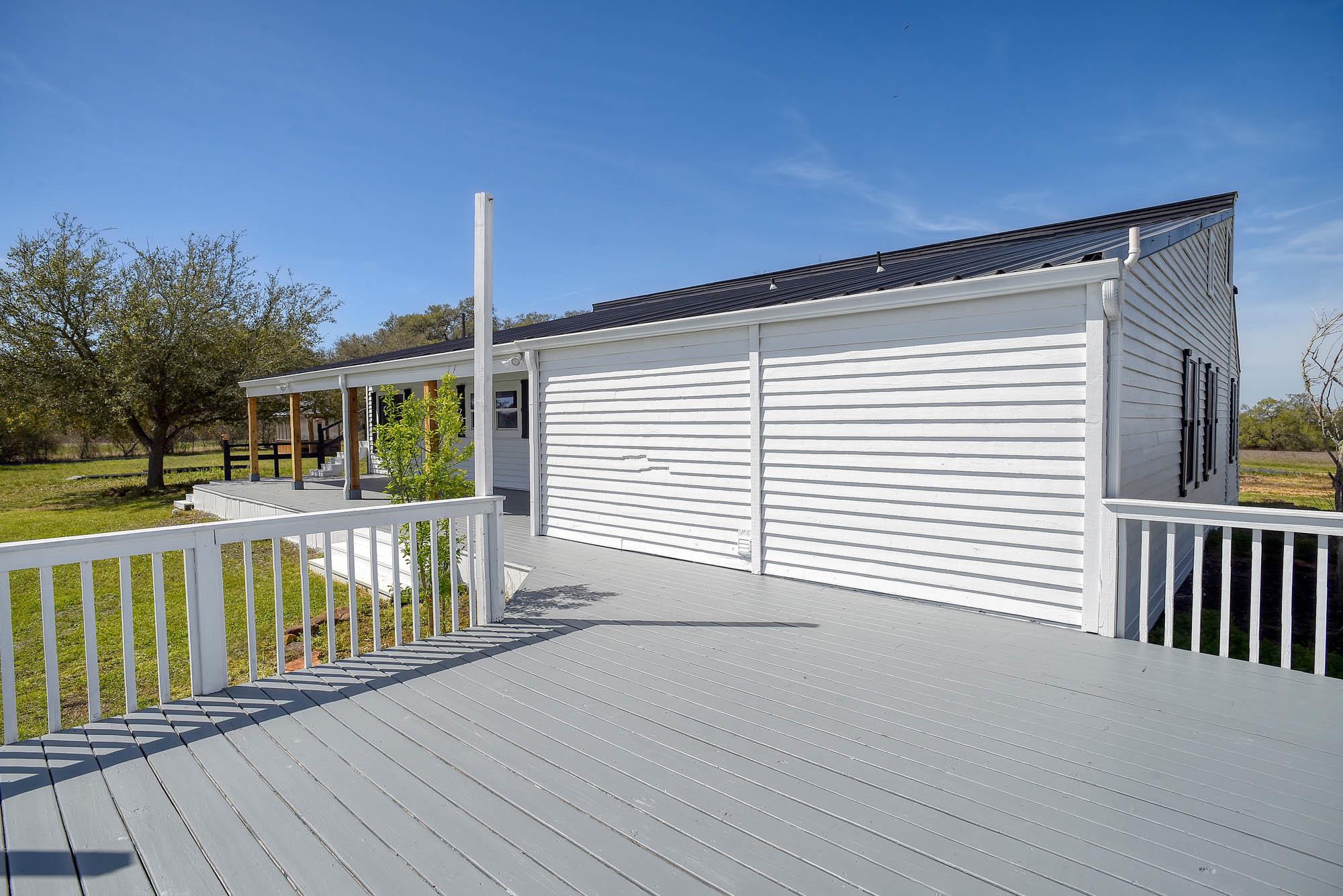 4165 Pin Oak Rd, Muldoon, TX 78949