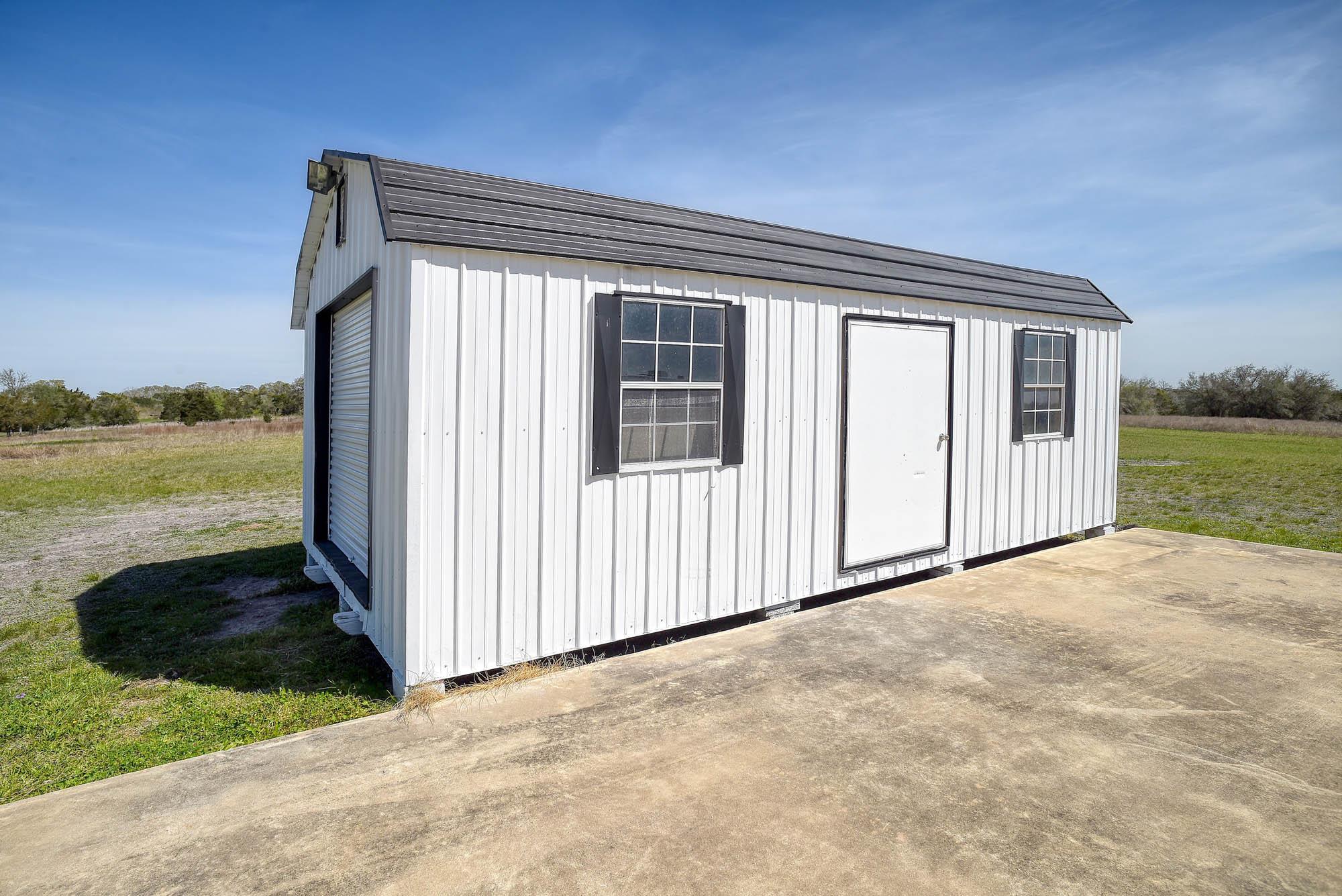 4165 Pin Oak Rd, Muldoon, TX 78949