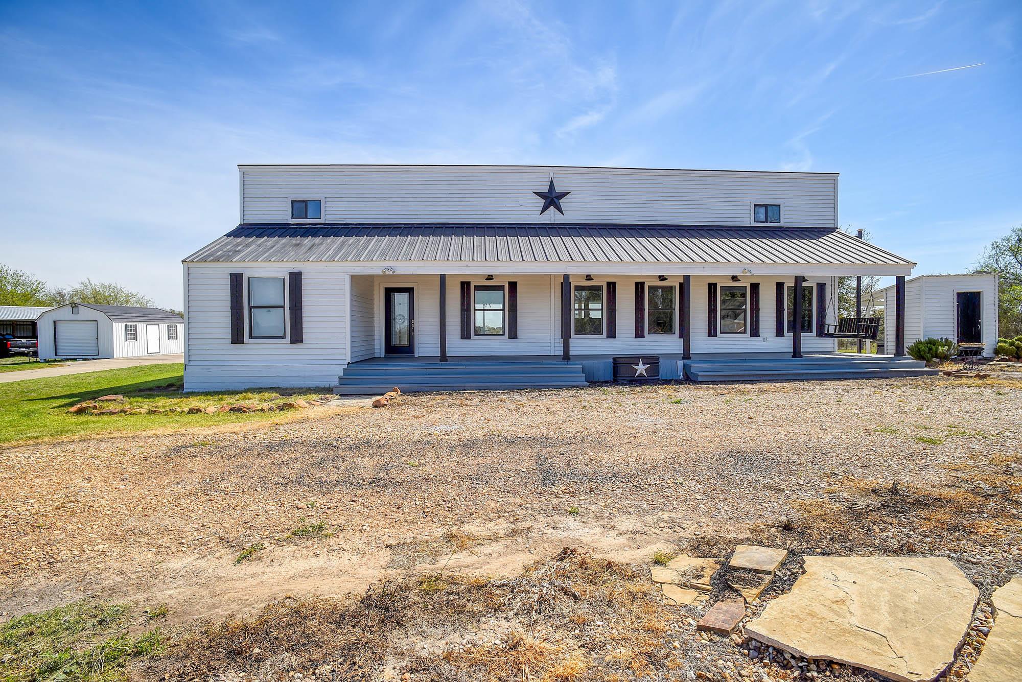 4165 Pin Oak Rd, Muldoon, TX 78949
