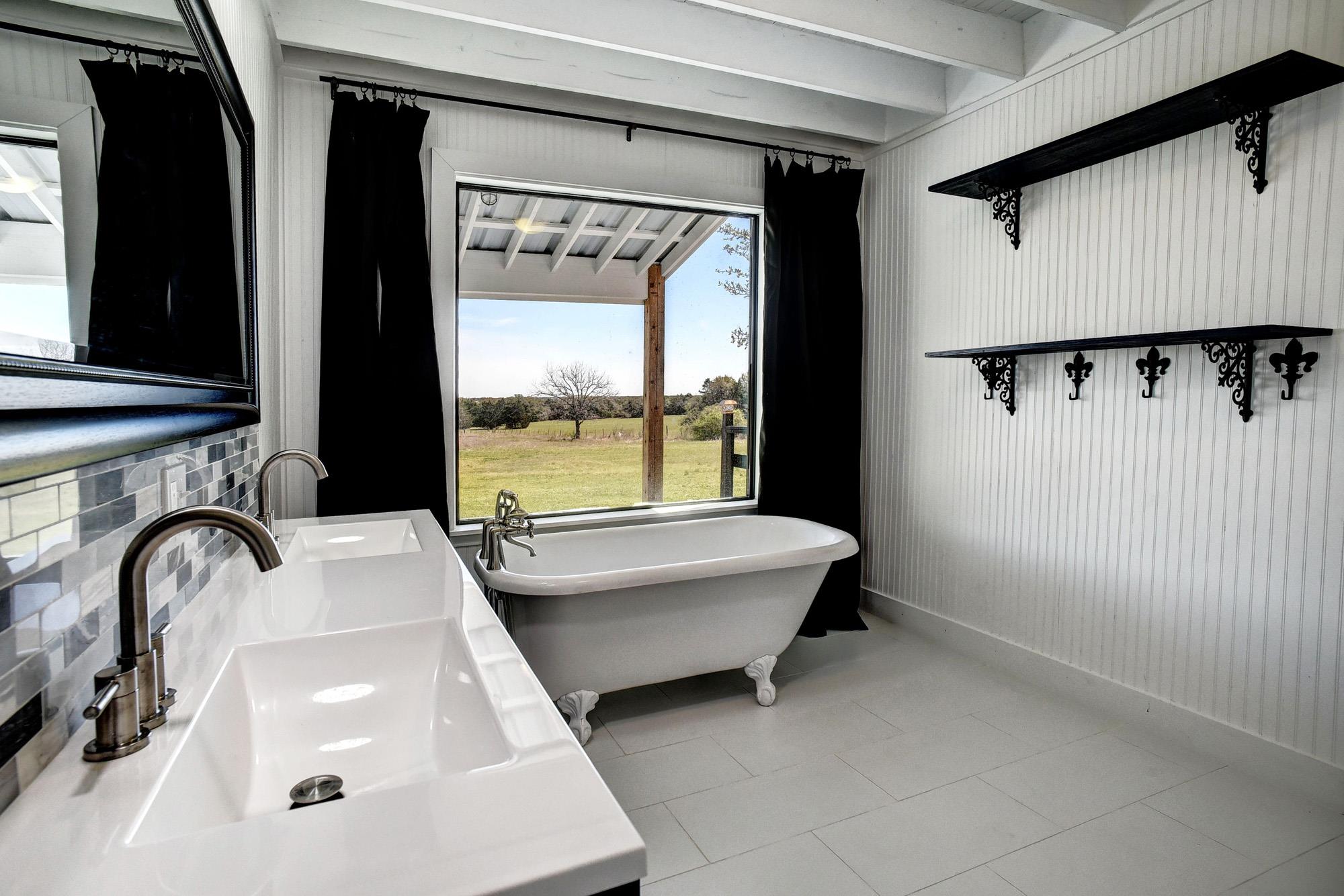 4165 Pin Oak Rd, Muldoon, TX 78949