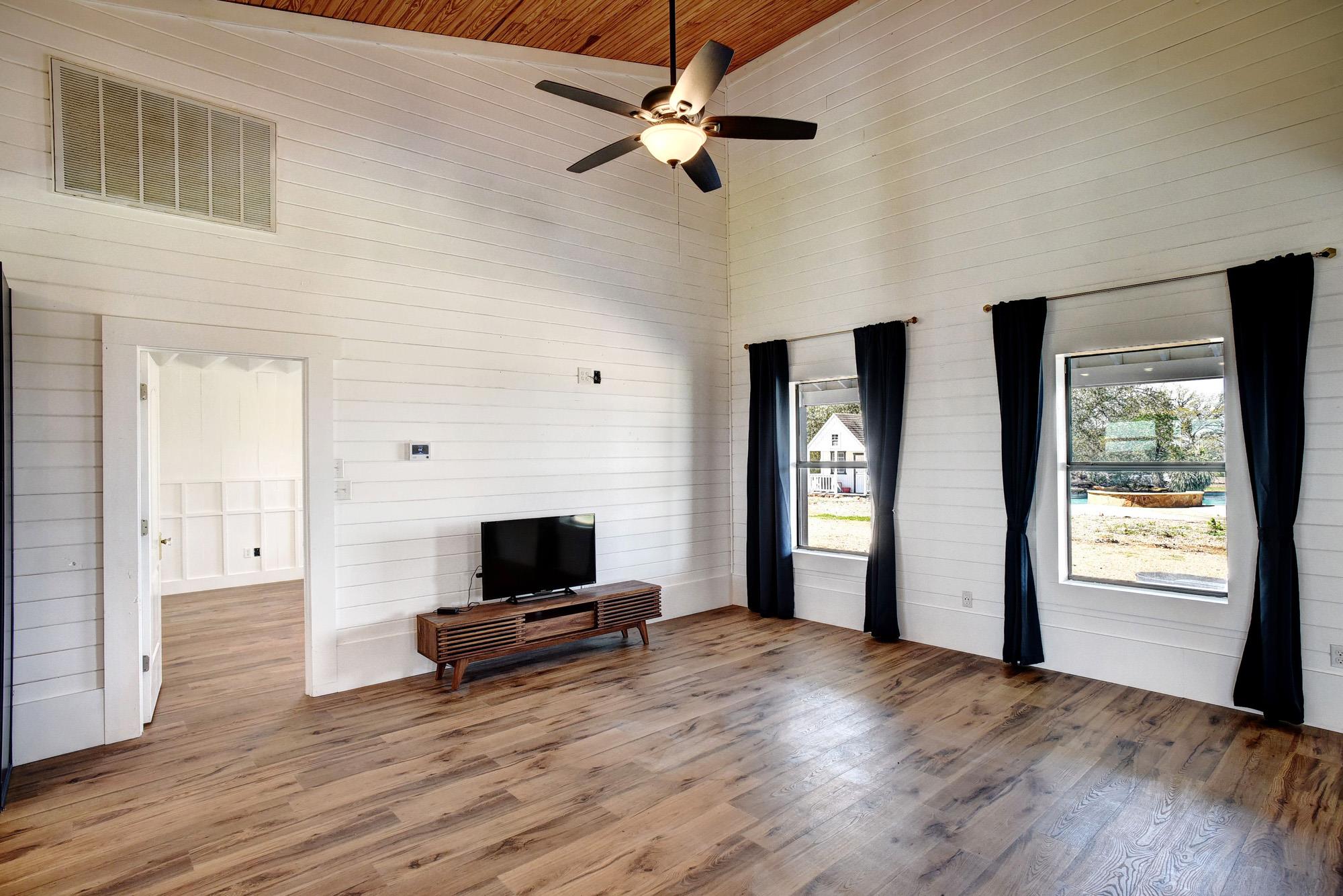 4165 Pin Oak Rd, Muldoon, TX 78949