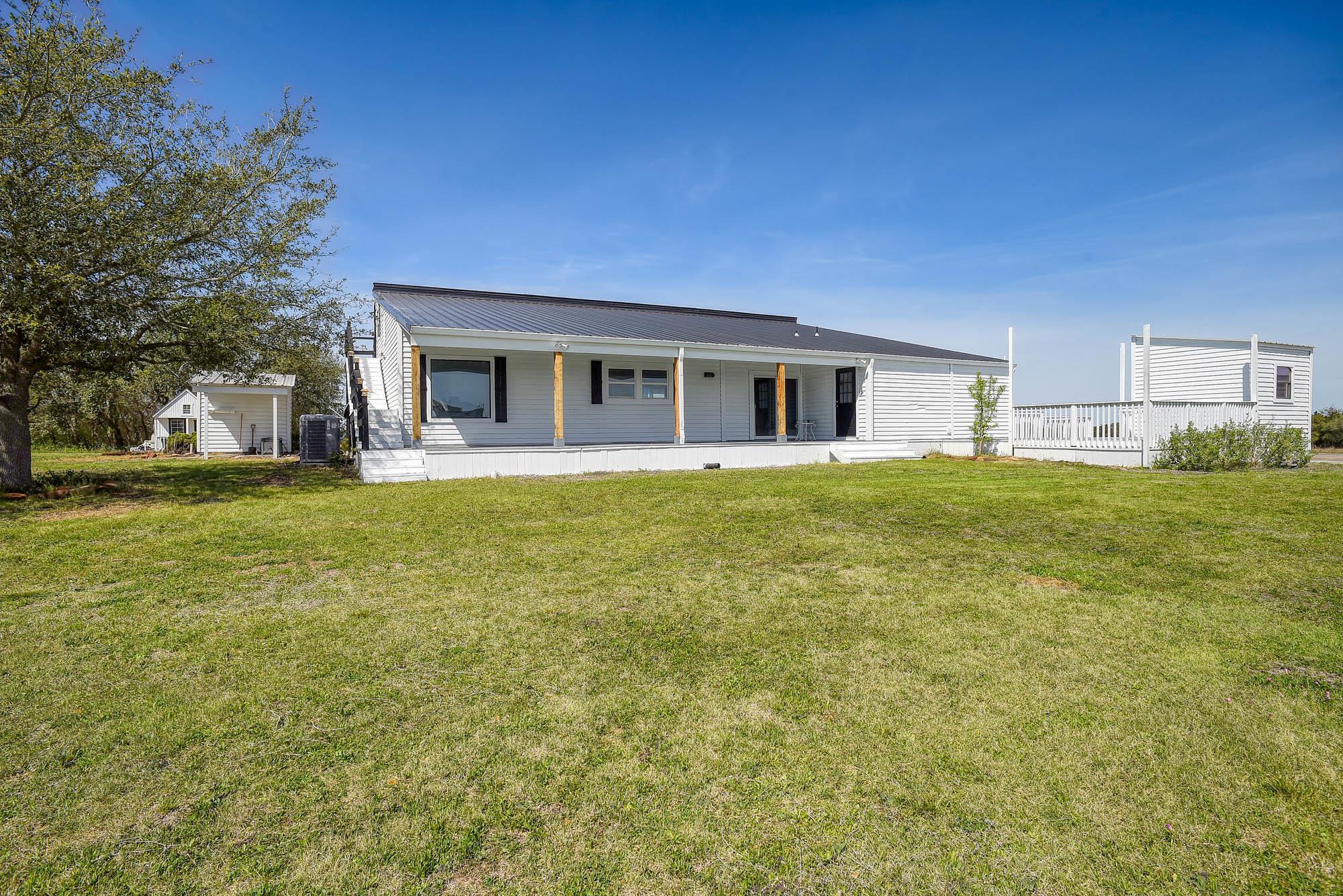 4165 Pin Oak Rd, Muldoon, TX 78949