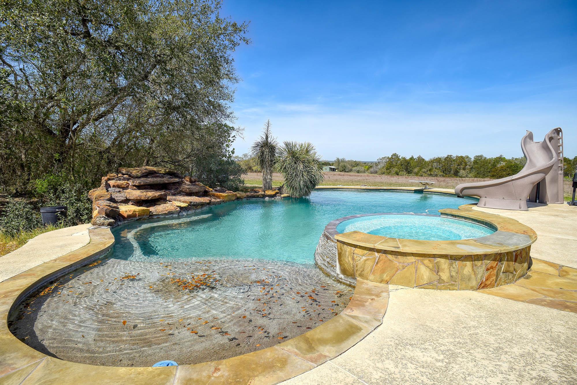 4165 Pin Oak Rd, Muldoon, TX 78949