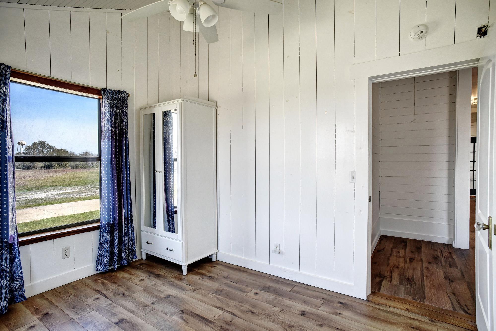 4165 Pin Oak Rd, Muldoon, TX 78949