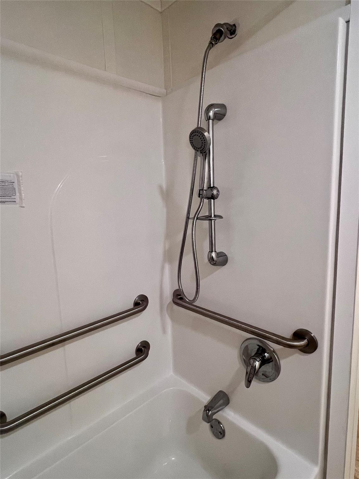 121 Kiowa Dr, Smithville, TX 78957