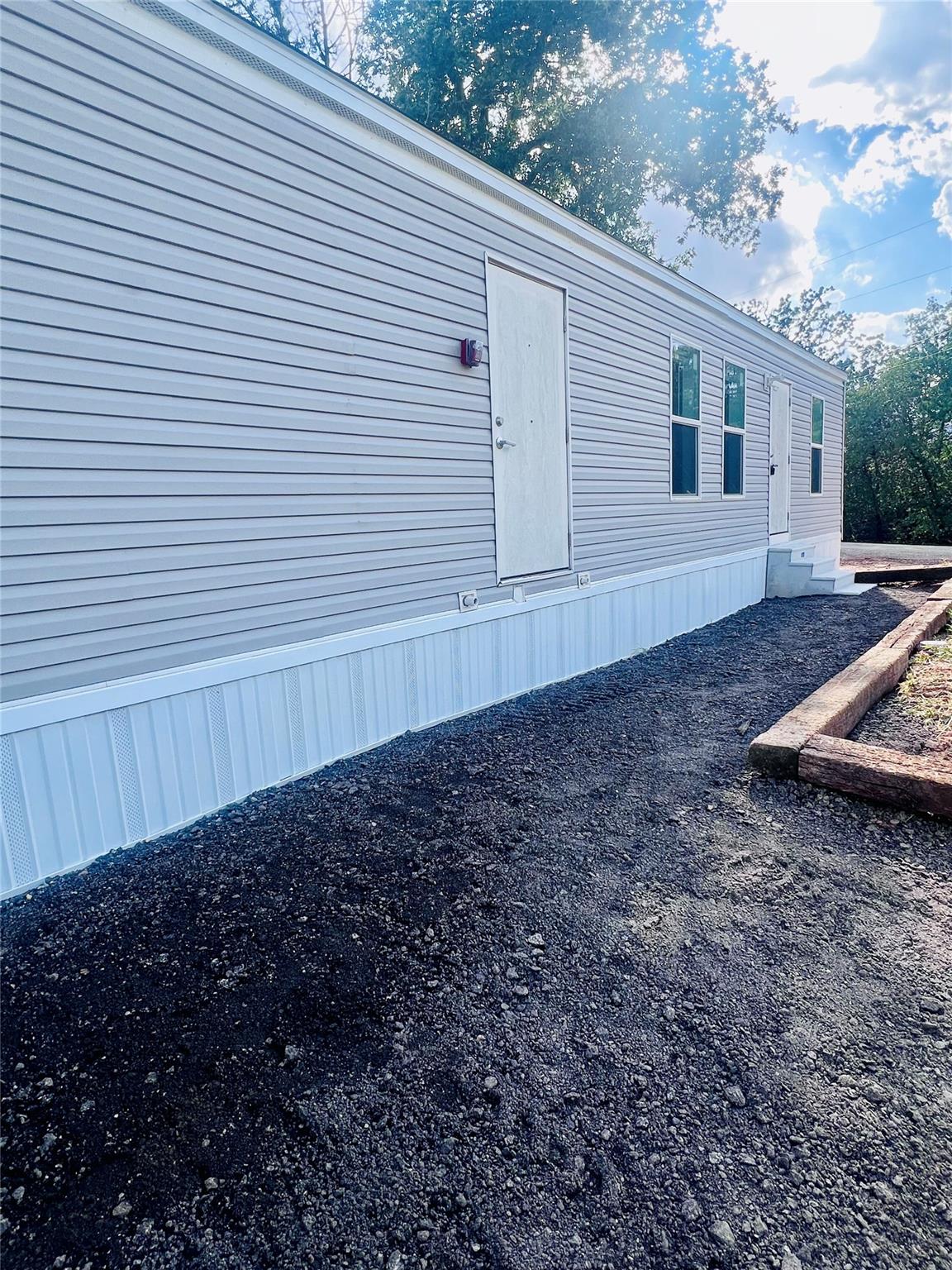 121 Kiowa Dr, Smithville, TX 78957