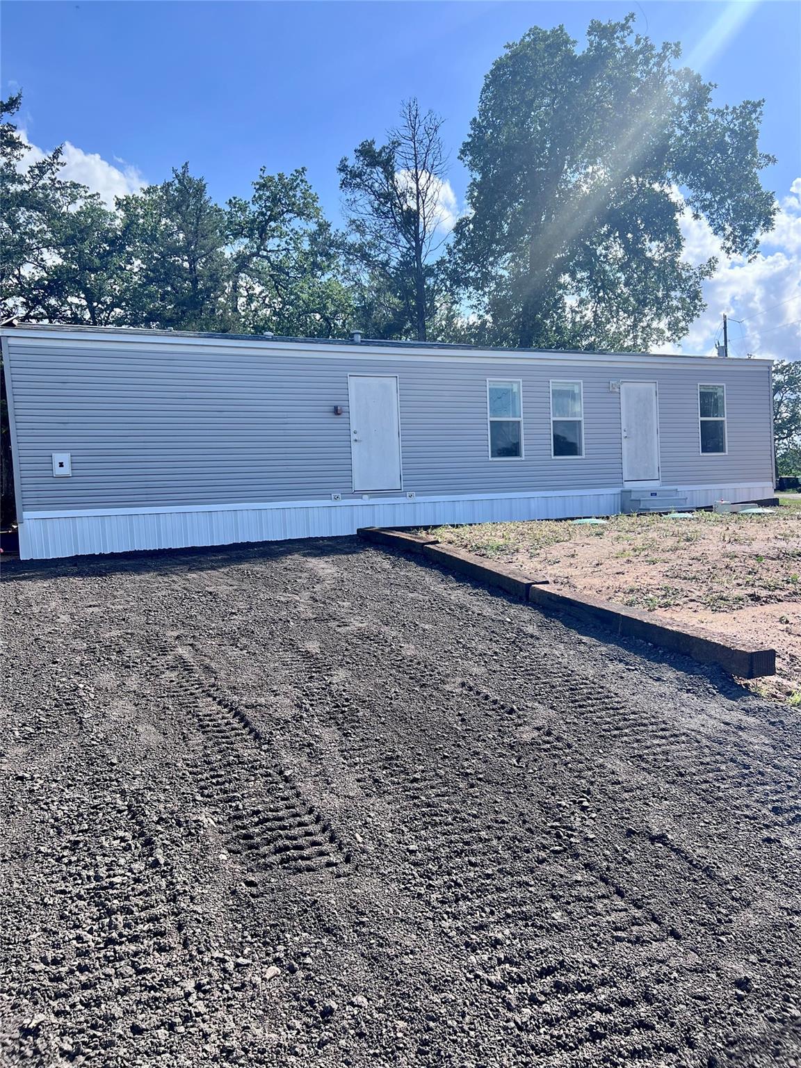 121 Kiowa Dr, Smithville, TX 78957