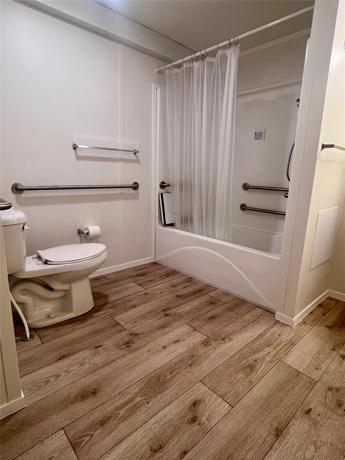 121 Kiowa Dr, Smithville, TX 78957