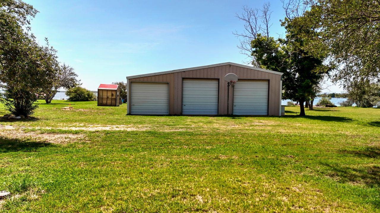 110 W Lakecrest Dr, Bluffton, TX 78607
