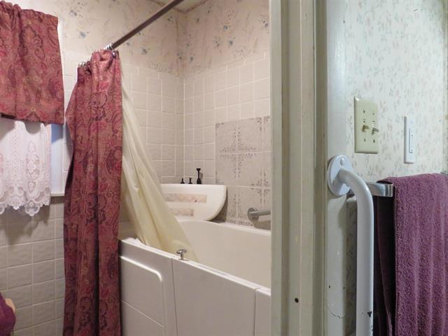 110 W Lakecrest Dr, Bluffton, TX 78607