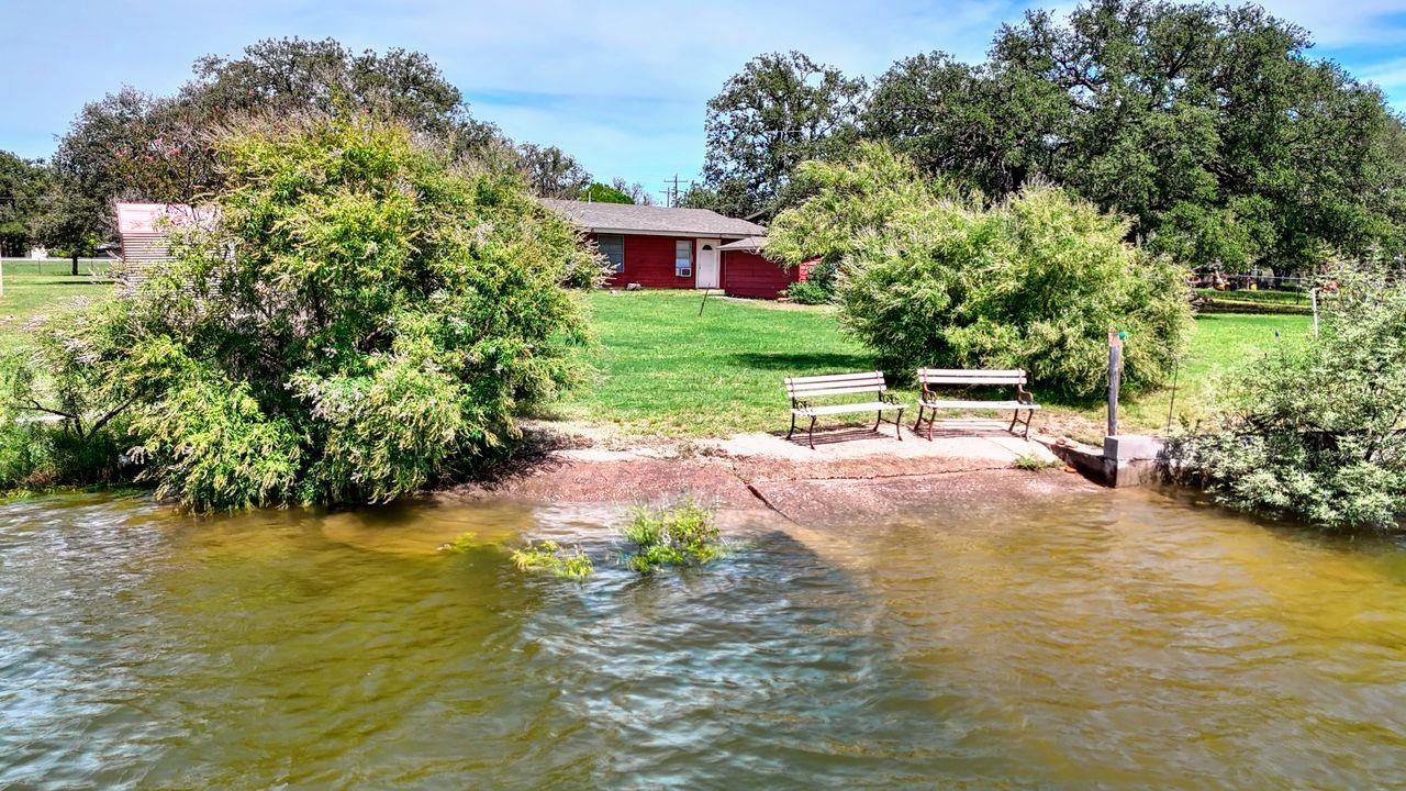 110 W Lakecrest Dr, Bluffton, TX 78607