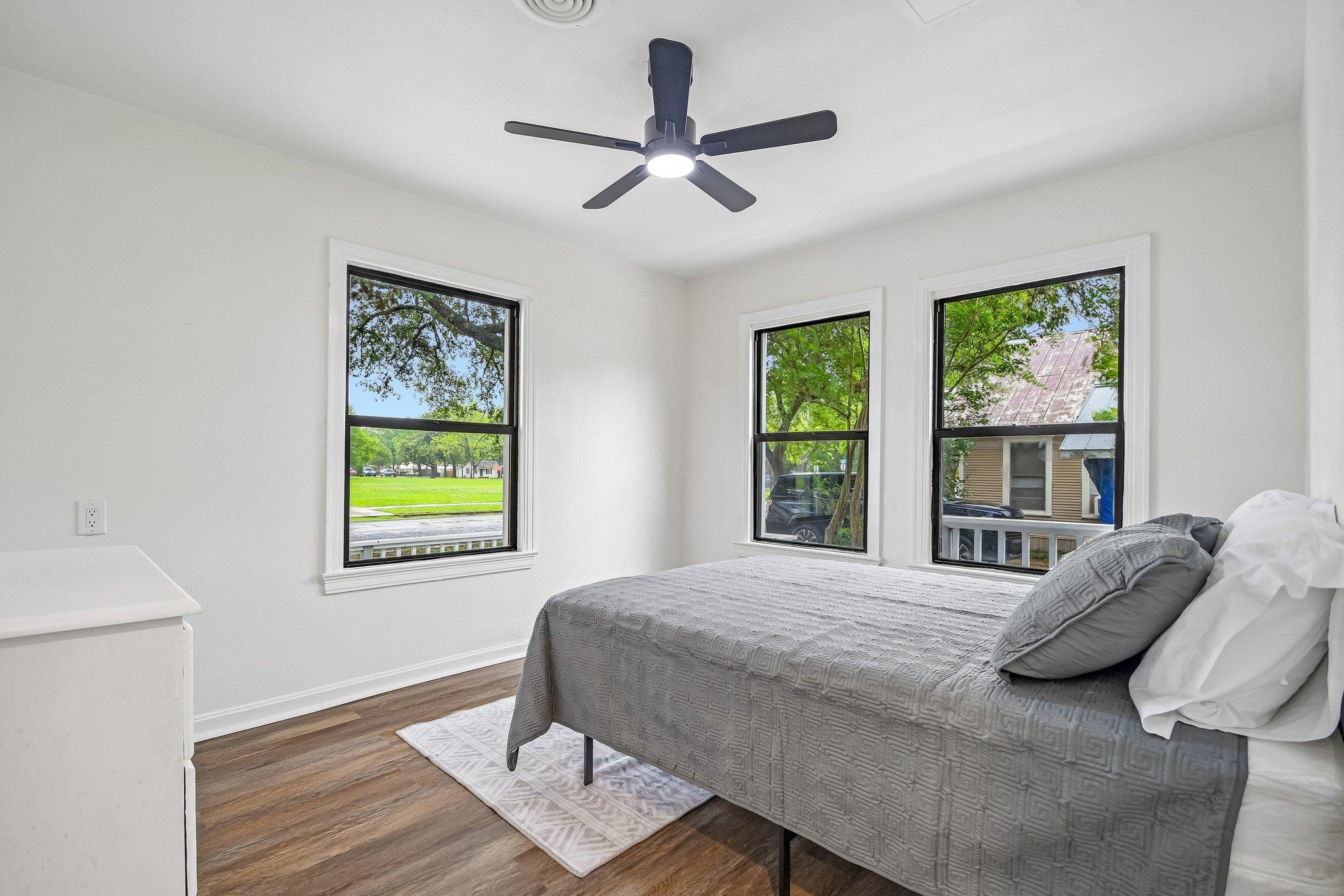 605 Bishop St, Smithville, TX 78957