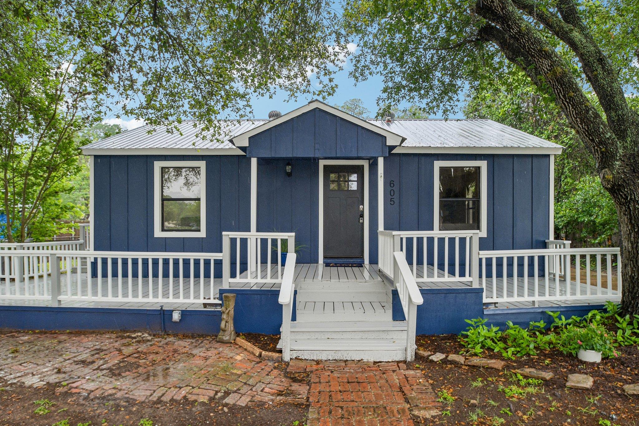 605 Bishop St, Smithville, TX 78957