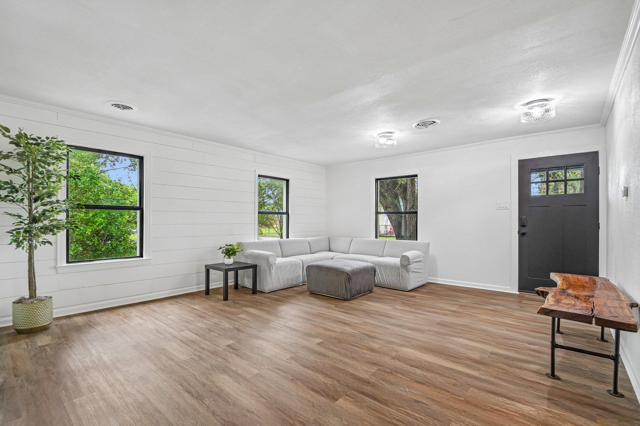 605 Bishop St, Smithville, TX 78957