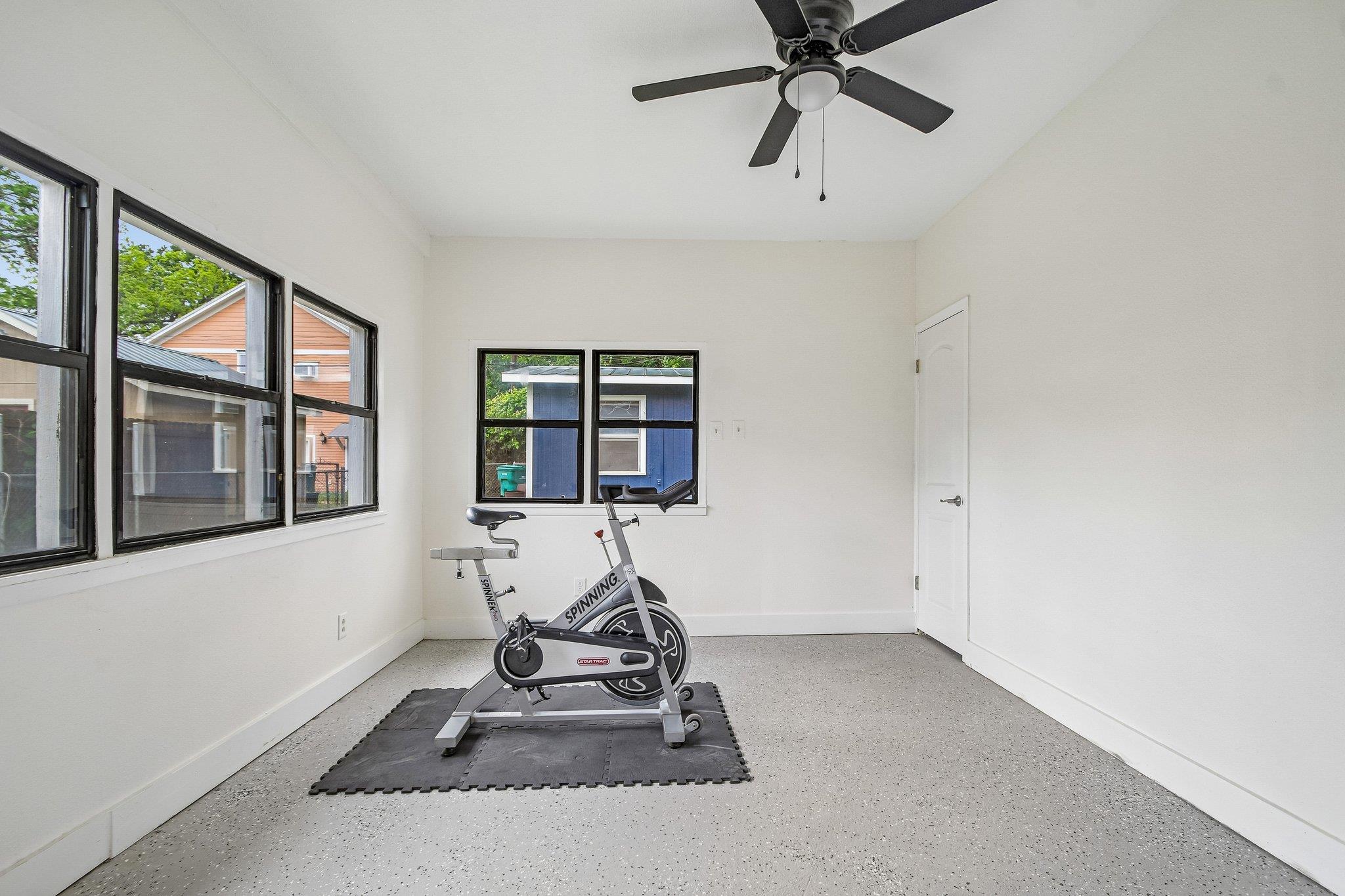 605 Bishop St, Smithville, TX 78957